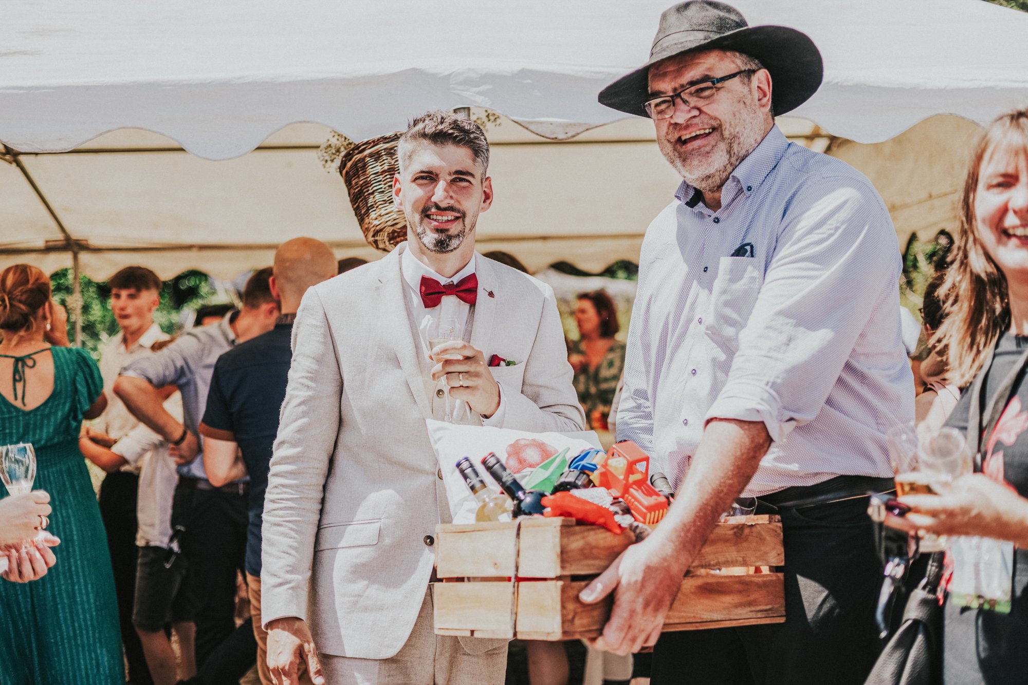 135_hochzeitsgaeste beim Feiern-12.jpg