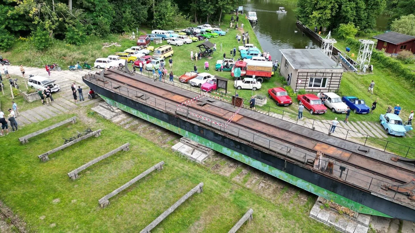 Dieses Mal ging die gemeinsame Ausfahrt nach F&uuml;rstenberg/Havel zum technischen Denkmal - zur Eisenbahnf&auml;hre. Gro&szlig;er Dank geht an die Stadtverwaltung F&uuml;rstenberg/Havel f&uuml;r die unkomplizierte Unterst&uuml;tzung des  Genehmigun