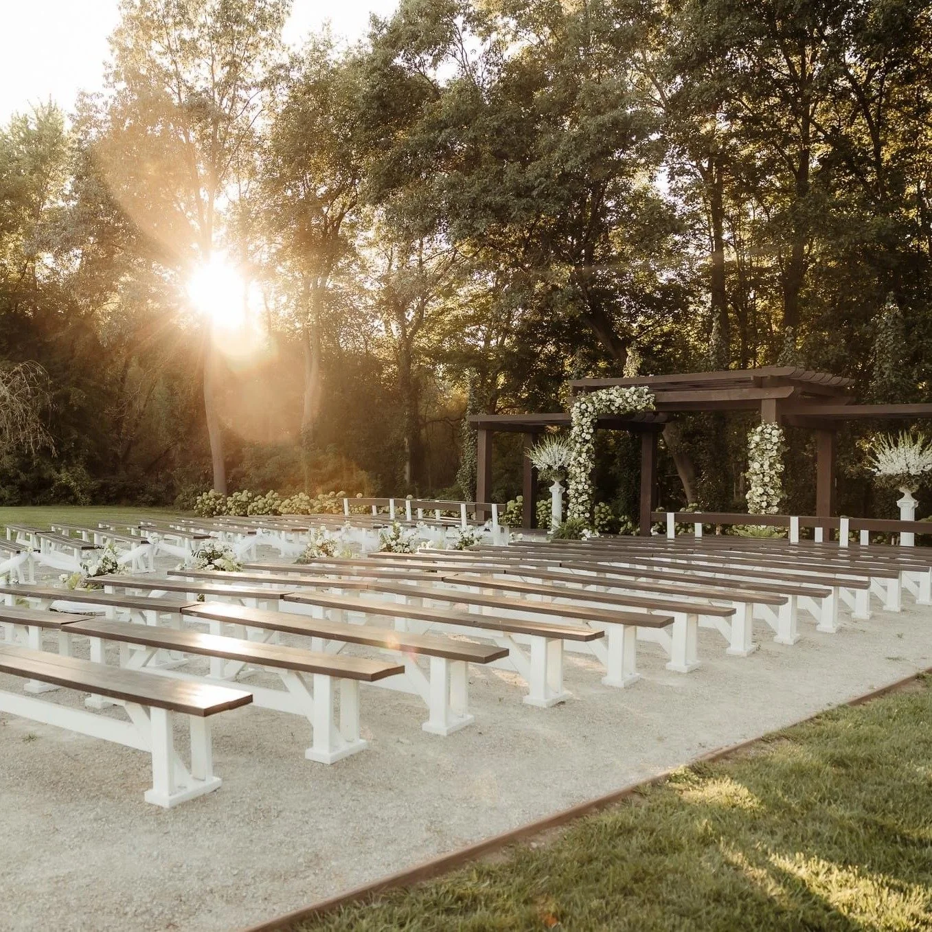 They say golden hour is magic&hellip; ✨ but at Twin Gables, it&rsquo;s pure wedding day glow. The sunlight dances through the trees, the barn lights begin to twinkle, and suddenly your whole day feels straight out of a movie.
Come see it for yourself