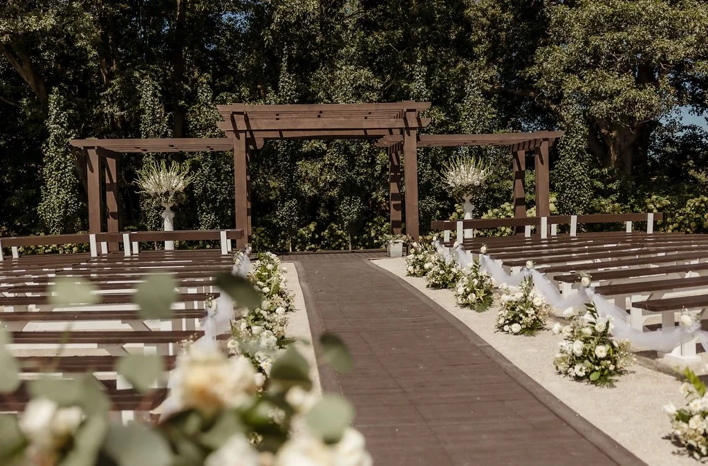 Hello spring planners 🌿

April weddings offer earlier planning momentum, softer seasonal light, and now, an added planning perk.

All newly booked April 2026 dates include complimentary tablecloths for up to 150 guests, helping simplify one more det