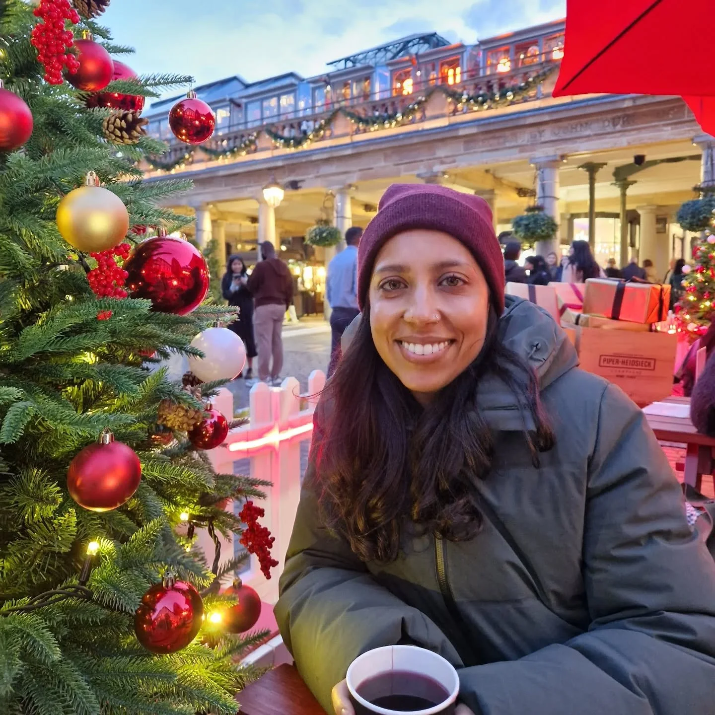 Lil festive note to say that I'll be trading at @womenwillcreate on Dec 6/7 in Stoke Newington 🎀 come say hi, shop some decks, stock up on xmas conversation crackers 🍬💭🎁

There will also be some 'lucky dip' decks which could be fun?! 🧐🪄❓✨

📍Ab