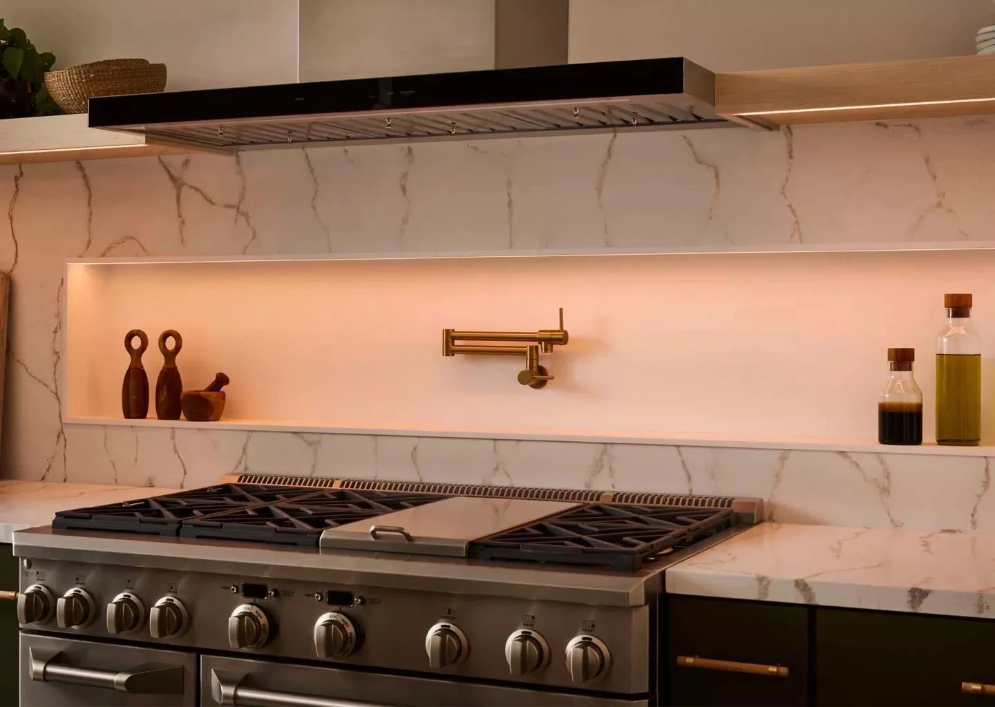 Warm Lumaris linear light glowing along a kitchen backsplash