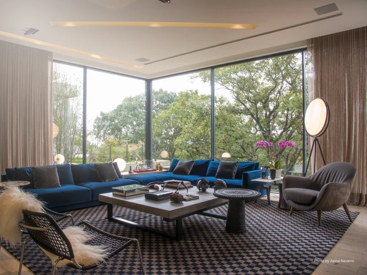 Living room with linear ceiling fixtures (Latin America Residence, Latin America): Ketra G2 linear lighting, recessed Ketra downlights and HomeWorks QSX