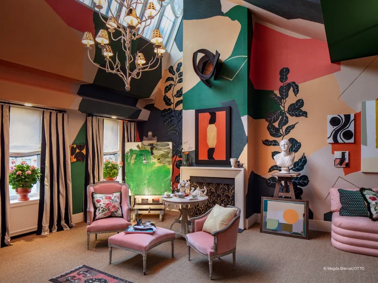 Eclectic living room with chandelier (Kips Bay Residence): Roman shades and a decorative chandelier