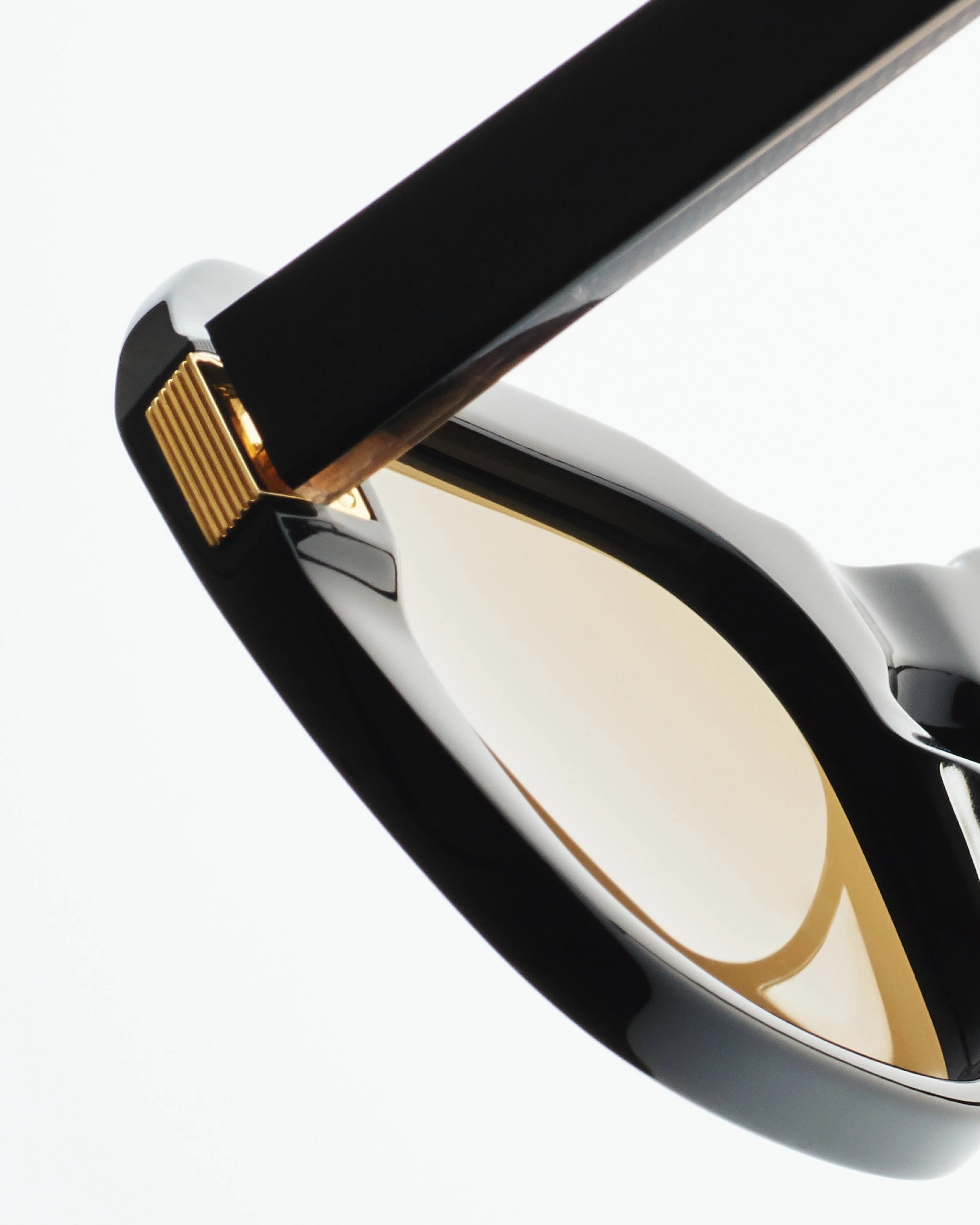 DUNHILL_SS21 SUNGLASS_STILL LIFE_CROP_300dpi9.jpg