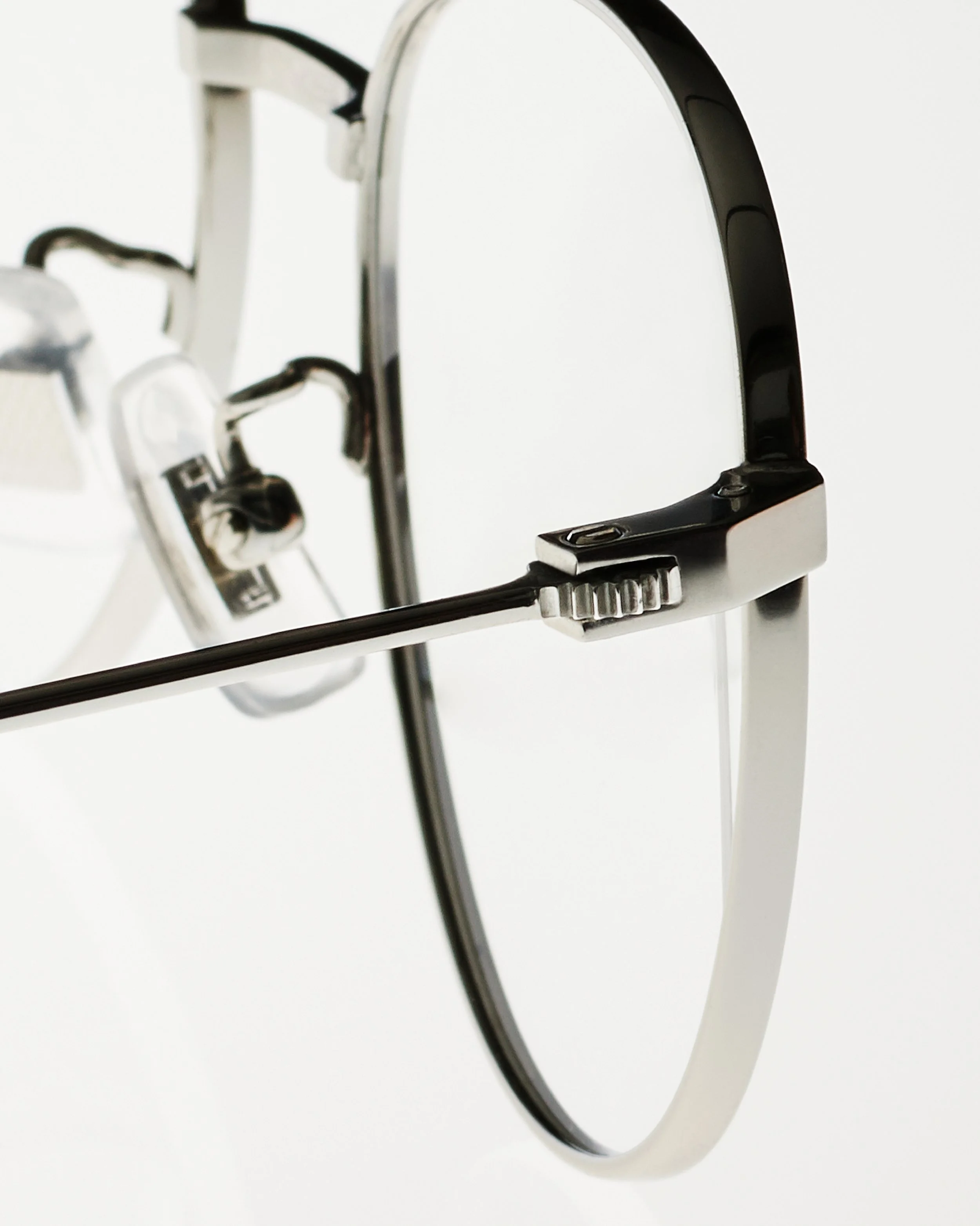 DUNHILL_SS21 SUNGLASS_STILL LIFE_CROP_300dpi15.jpg