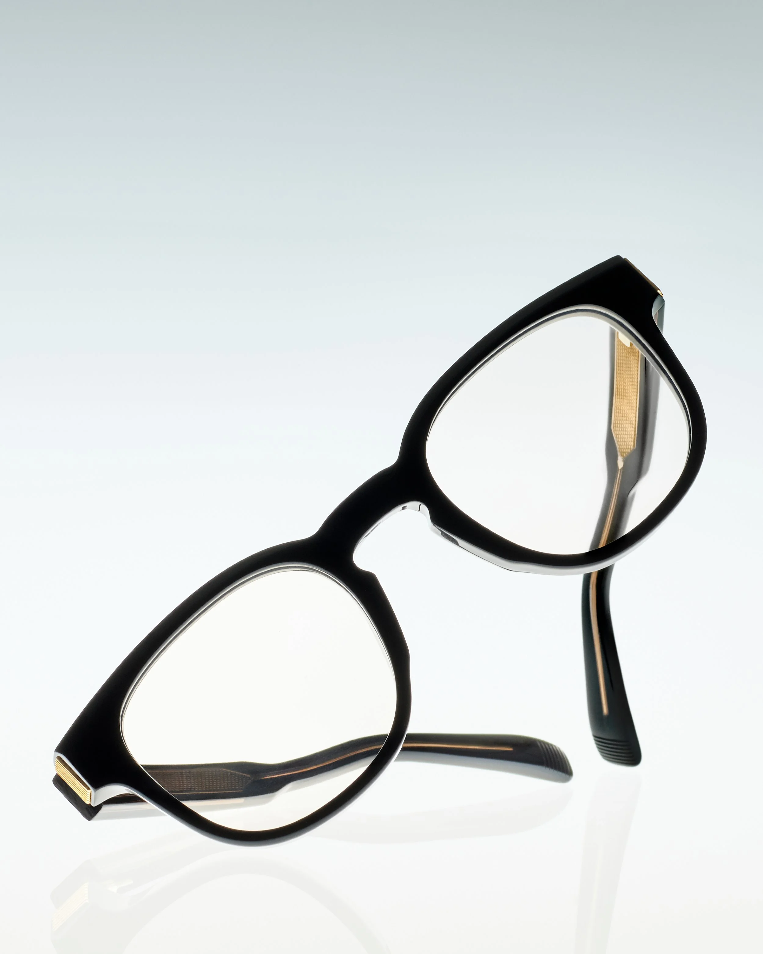 DUNHILL_SS21 SUNGLASS_STILL LIFE_CROP_300dpi12.jpg