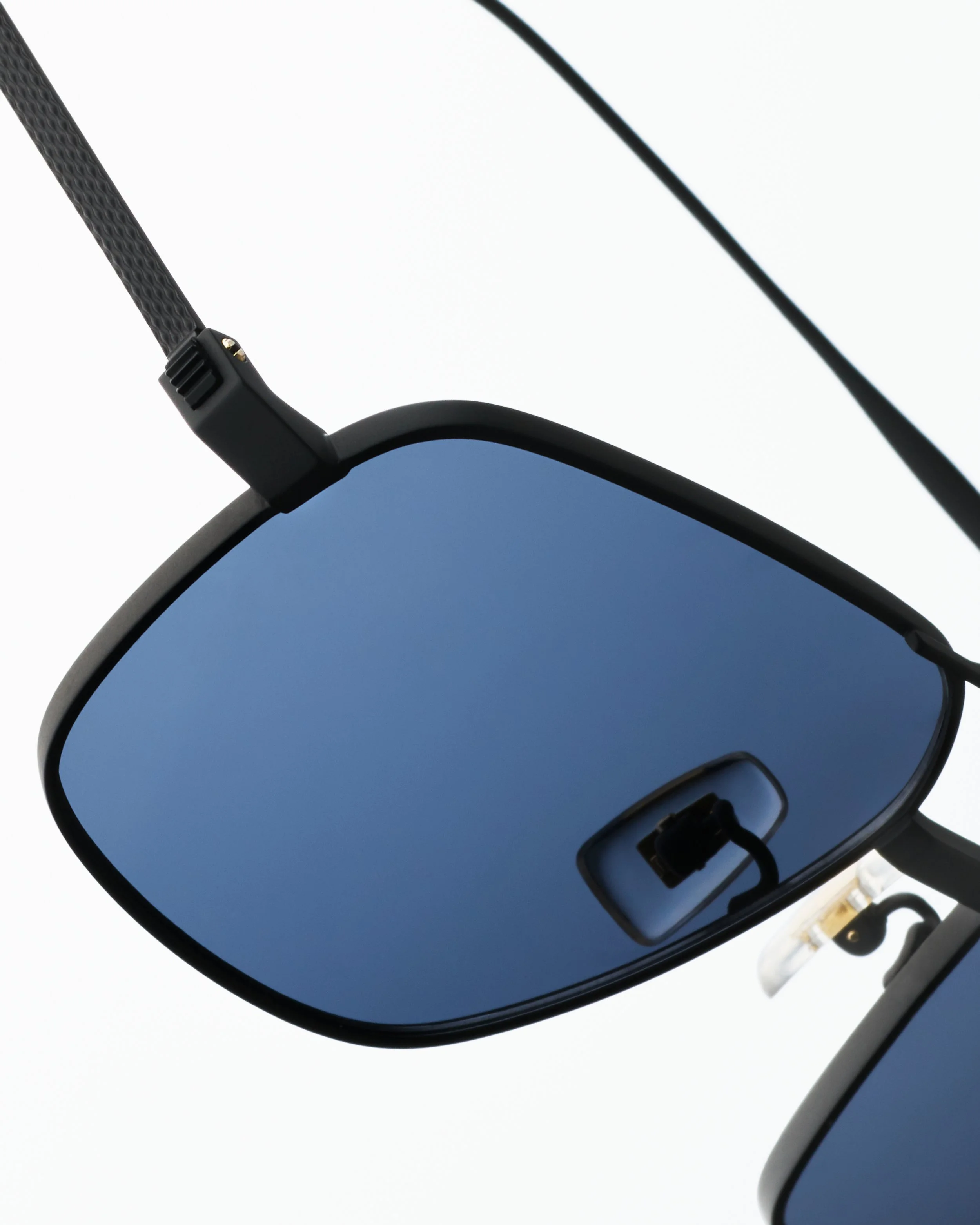 DUNHILL_SS21 SUNGLASS_STILL LIFE_CROP_300dpi13.jpg