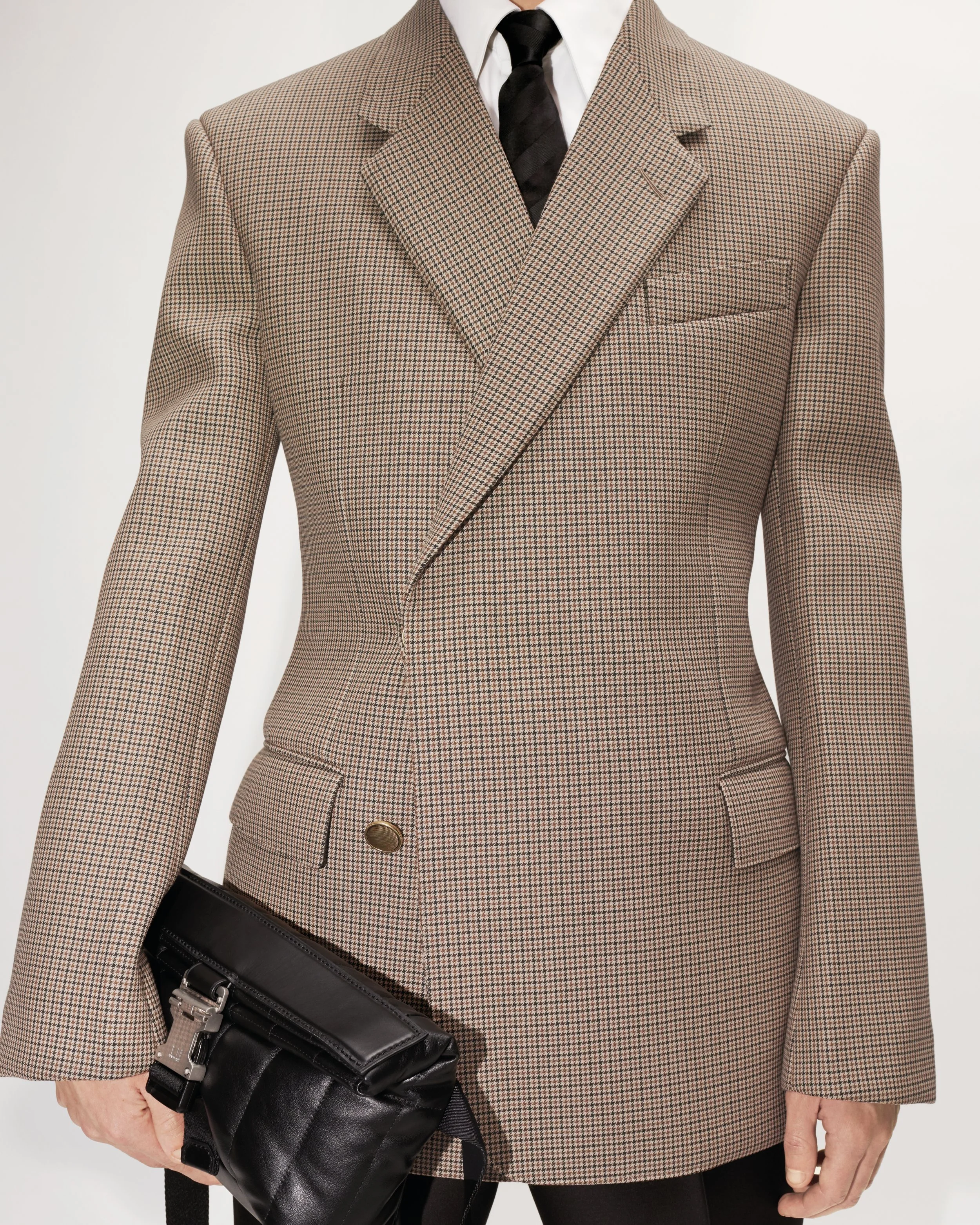 DUNHILL_AW22_B-ROLL_LOOK_01_4-5_01.jpg