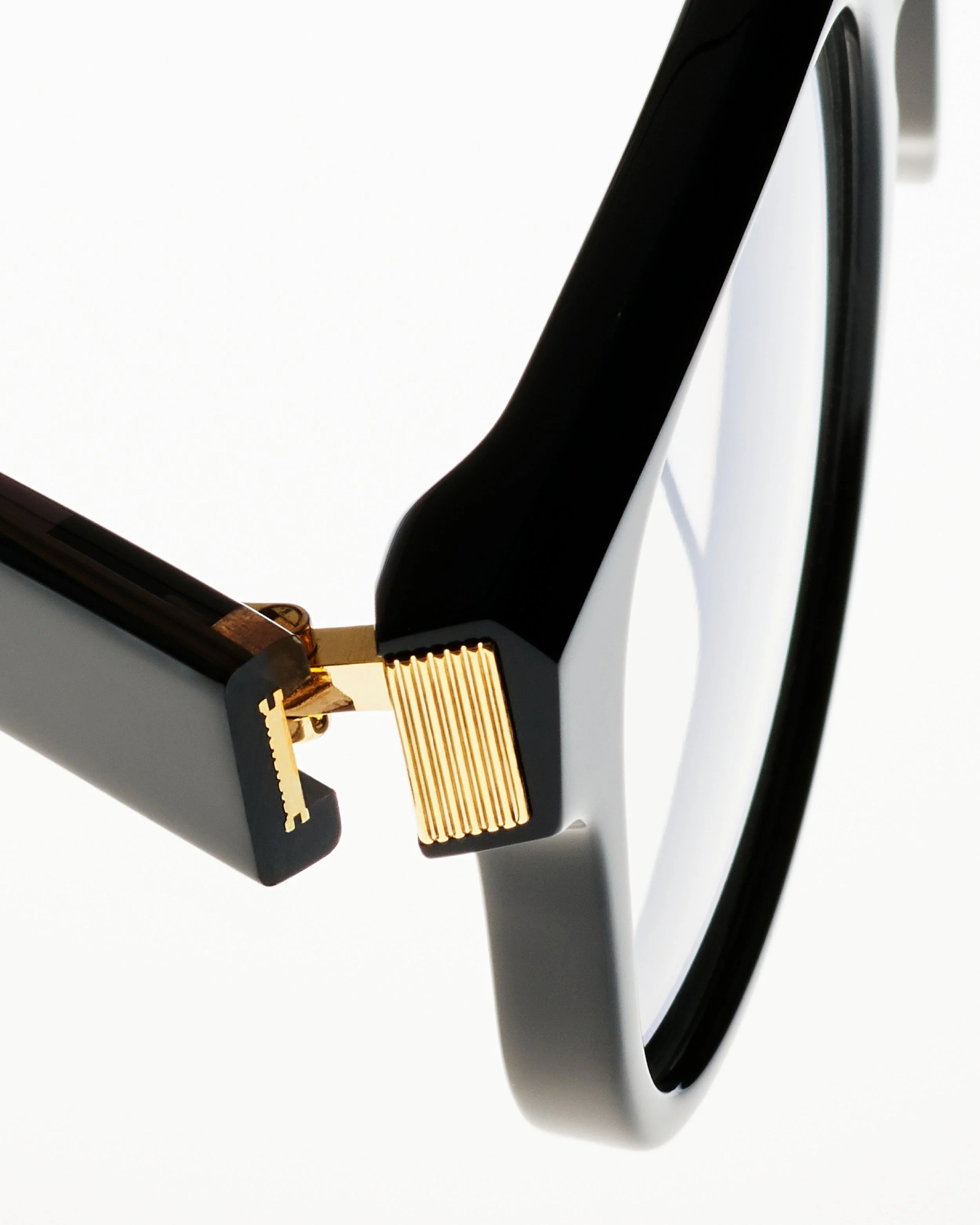 DUNHILL_SS21 SUNGLASS_STILL LIFE_CROP_300dpi11.jpg