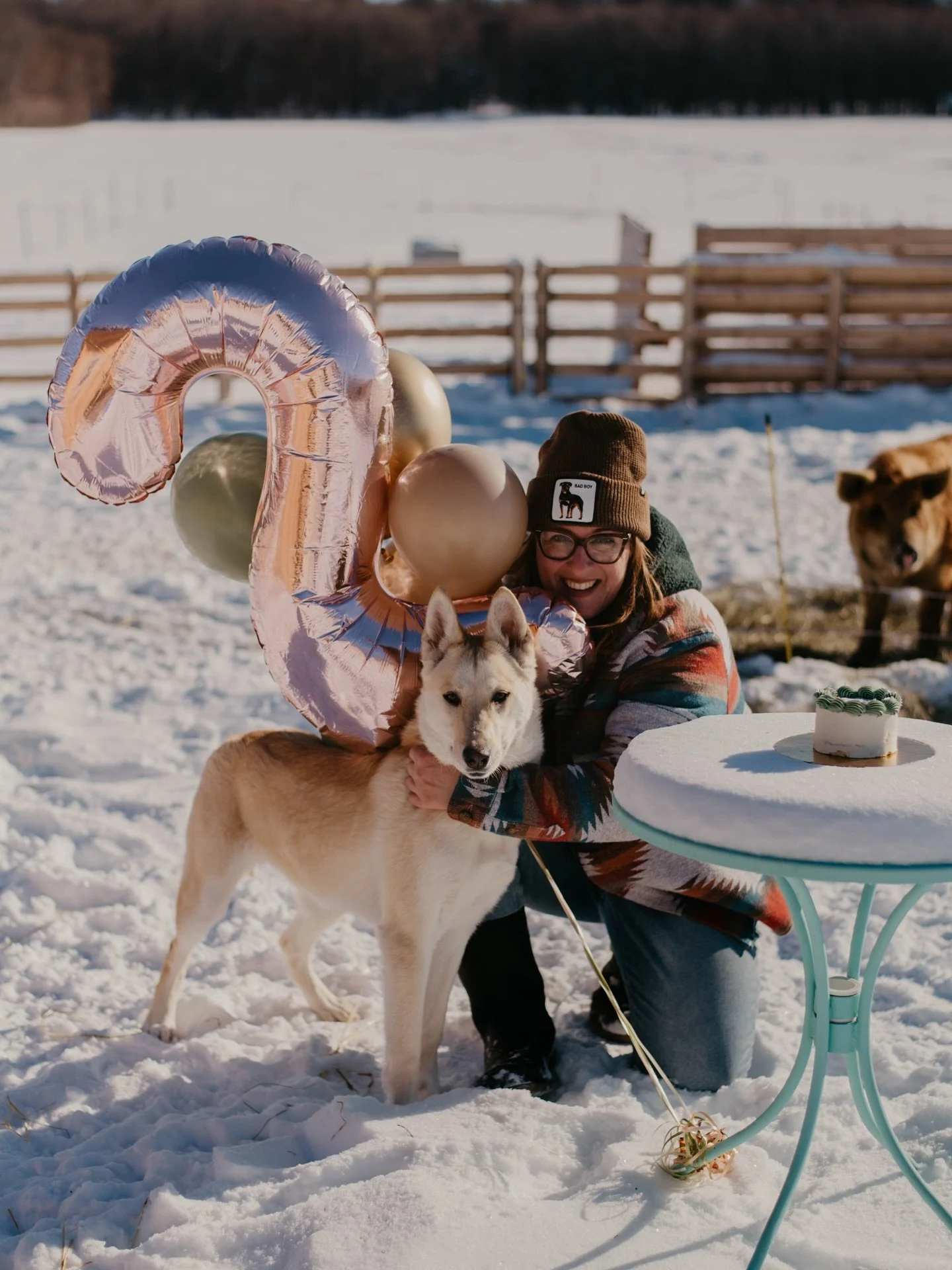 Aujourd&rsquo;hui, @paisible_maison_gardiennage f&ecirc;te ses 2 ans 🤍🐾

D&eacute;j&agrave; 2 ans que vous me faites confiance pour prendre soin de vos maisons&hellip; mais surtout de vos amours &agrave; quatre pattes (et &agrave; plumes 😉).

Merc