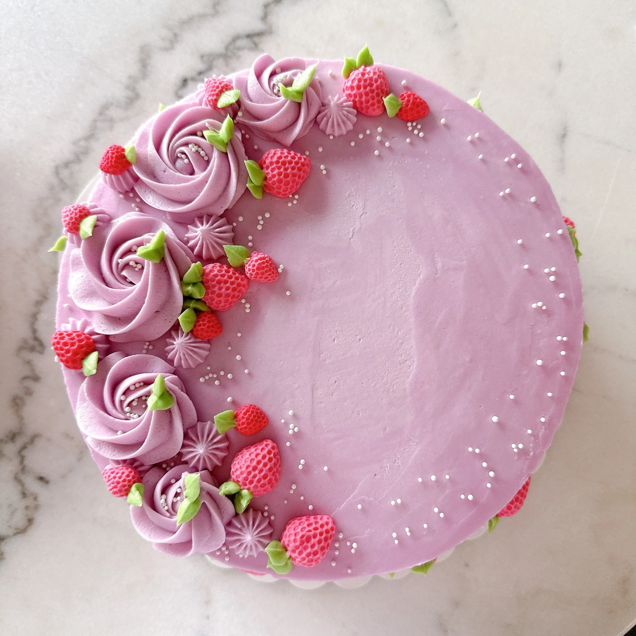 ππ Onesie inspo → the sweetest first birthday cake! πβ¨ 
πΆπ» Turning ONE calls for something special! π We created the sweetest funfetti birthday cake in soft purple American buttercream with fondant strawberries—and of course, a match