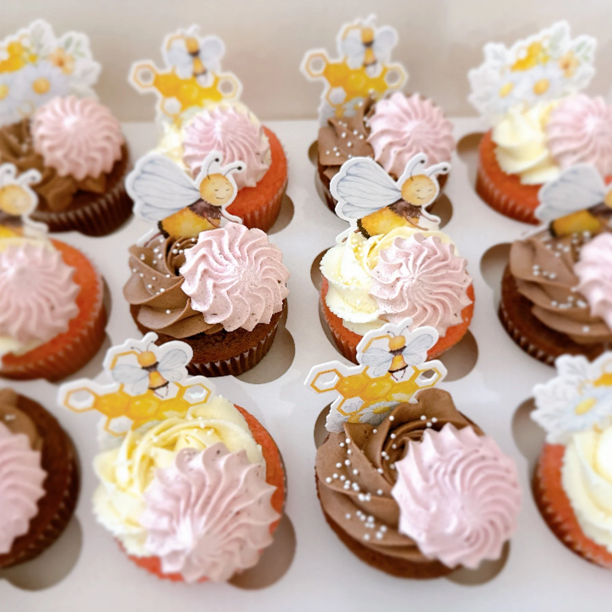 πβ¨ Sweet as can bee! β¨π
Chocolate and strawberry cupcakes filled with fresh strawberry + fluffy Chantilly, topped with Chantilly frosting, strawberry meringue cookies, and the cutest little bees on top! ππ§π A buzz-worthy treat that’s as fu