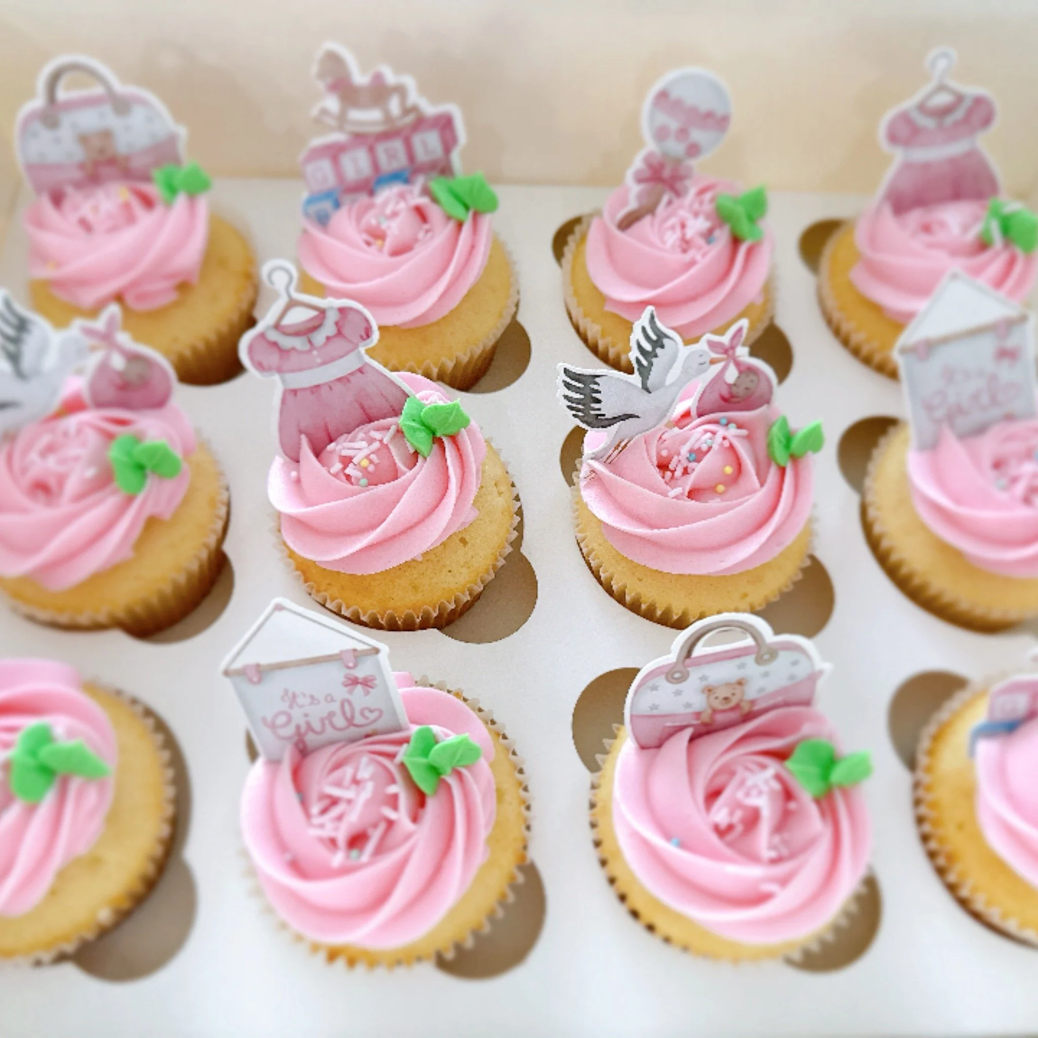 πΌπ Sweet surprise! These vanilla cupcakes with Nutella filling and fluffy American buttercream were the perfect treat for a baby girl shower. πβ¨ Surprise your family or friends with something sweet to celebrate life’s special moments! π§π
