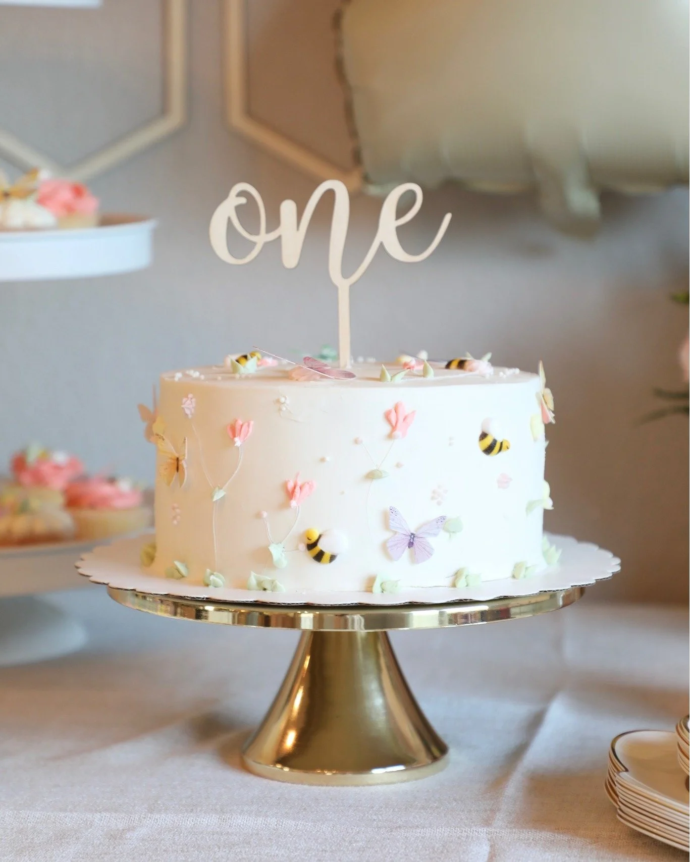 β¨ Celebrating the sweetest milestone β¨
A delicate vanilla cake with creamy dulce de leche filling, dressed in soft pastel tones and adorned with edible butterflies, tiny bees, and gentle leaves—perfect for a little girl’s very first birth