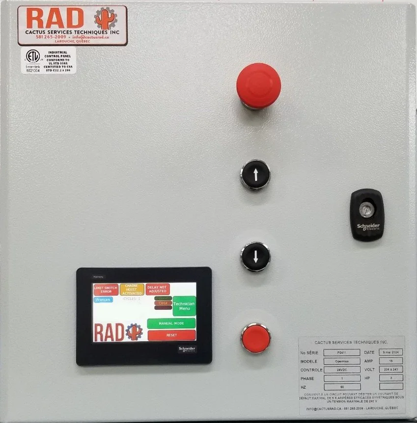 Un panneau électrique avec un écran tactile, un bouton d'arrêt d'urgence rouge, un bouton avec une flèche vers le haut, un bouton avec une flèche vers le bas, et un bouton rouge en bas. Logo et informations de RAD CACTUS SERVICES TECHNIQUES INC., ainsi que des détails techniques et de sécurité.