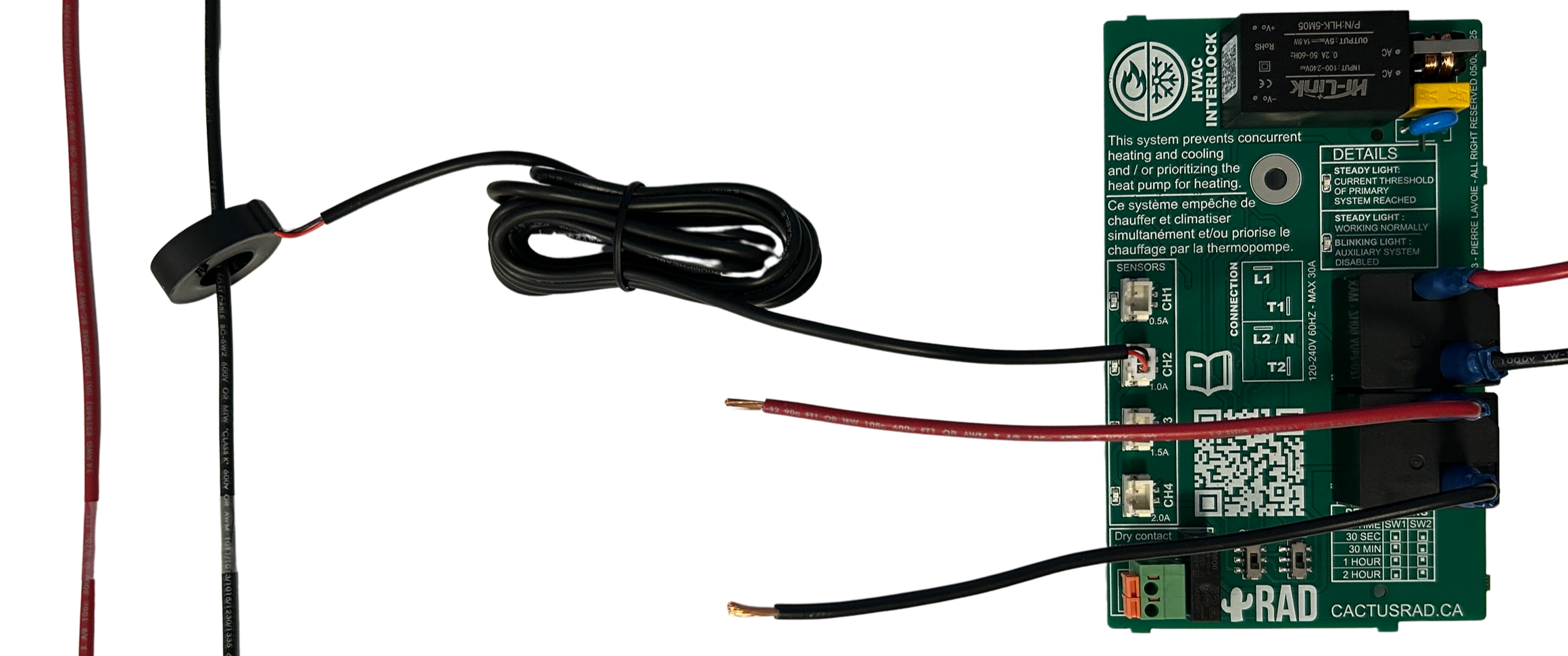 Carte électronique avec câbles, capteur, et composants électriques pour système HVAC.