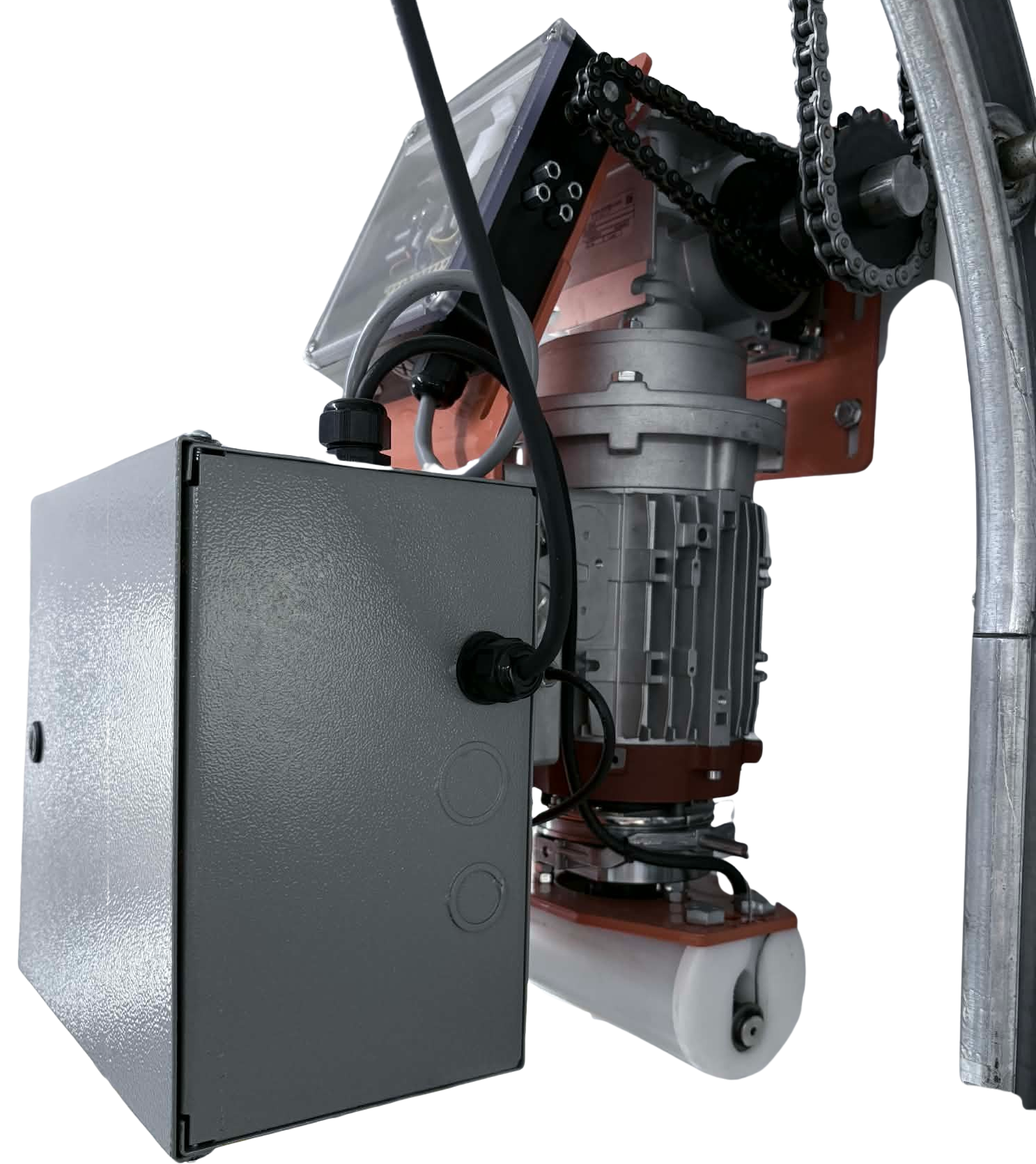 Machine électrique avec un boîtier gris, des câbles noirs, une chaîne métallique, et une structure métallique, probablement une pièce de machine industrielle.