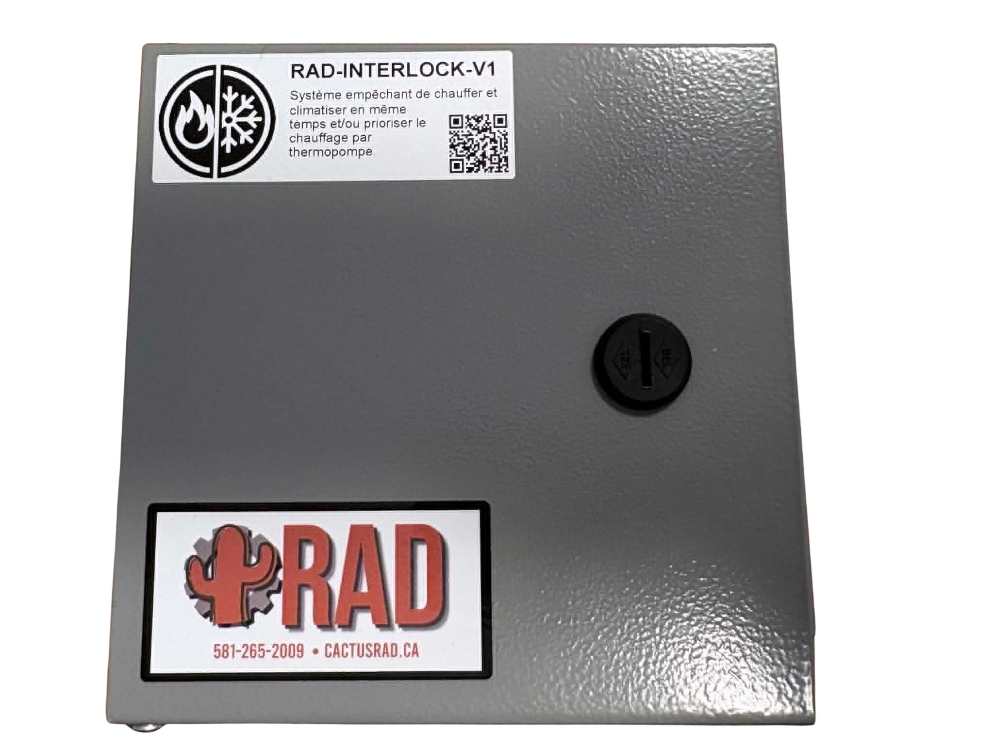 Une boîte en métal grise avec un autocollant de l'entreprise RAD en forme de cactus, un label indiquant un système de chauffage anti-gel nommé RAD-INTERLOCK-V1, et un petit verrou en plastique noir.