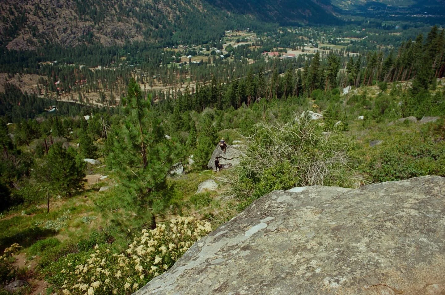 i spy @jaylulion @dylanmushtaq 

#ektar100 #minoltasrt101 #35mm #bouldering