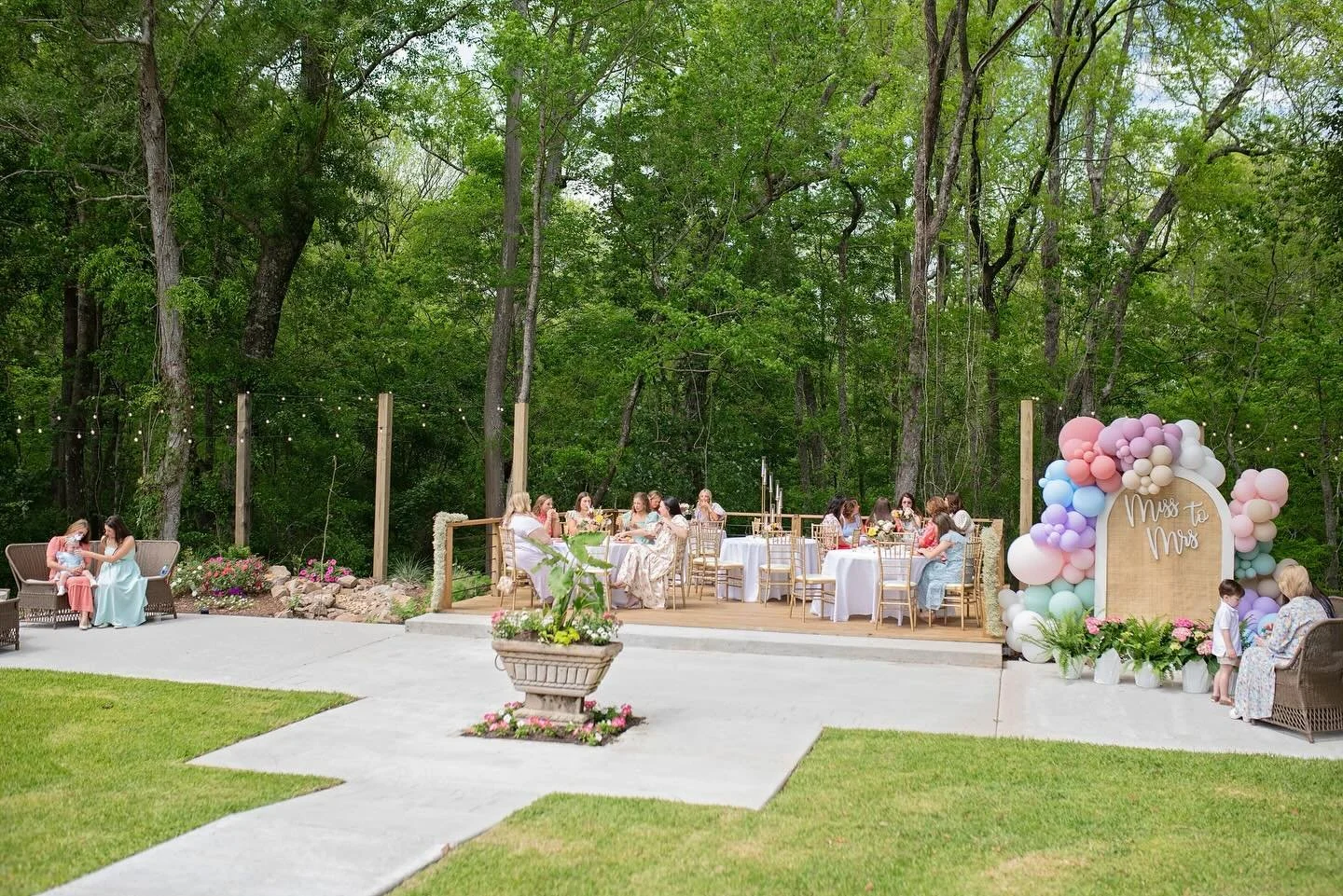 What Bridal shower dreams are made of🎀 

For more information on our wedding and event packages please email info@theriveroakmanor.com ✨