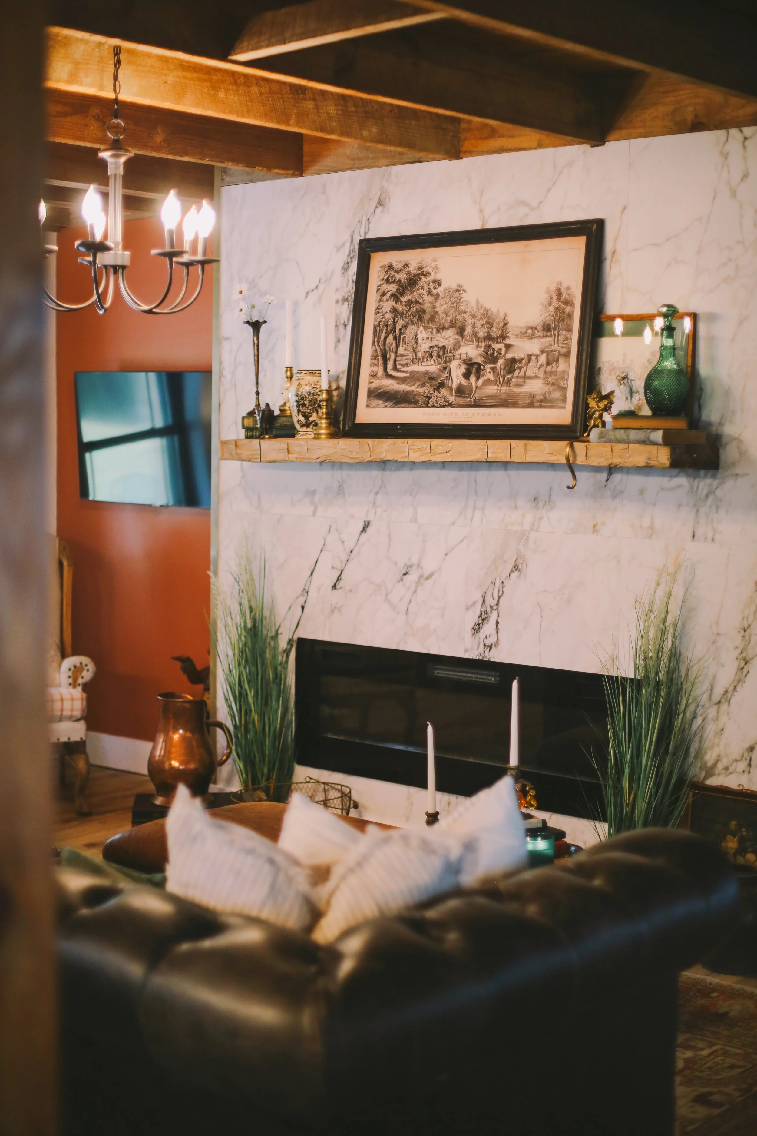 A marble backdrop modern fireplace in modern farmhouse living room.
