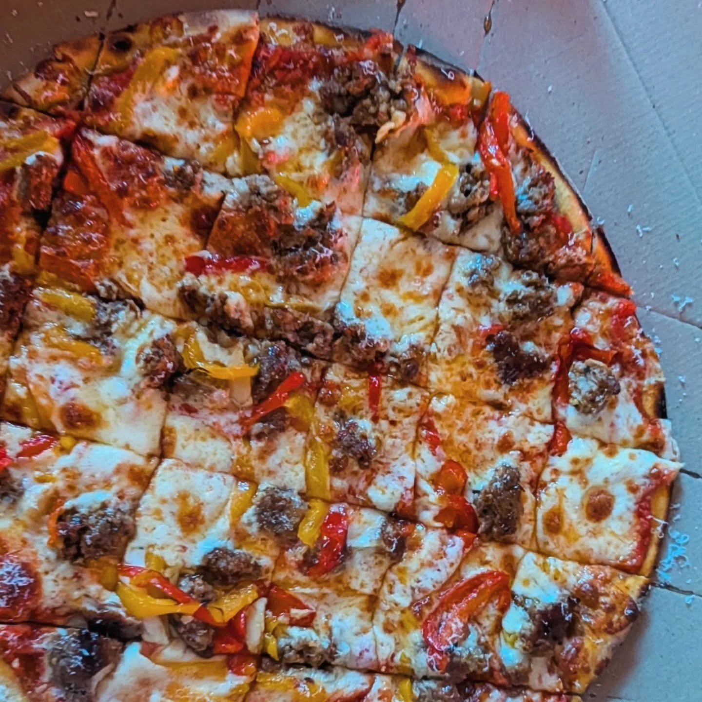 We've been making Chicago Tavern style in here for four years now. All organic dough, all sourdough, made with home milled flour. Cured. Done the proper Chicago way. This one features confit peppers and @meatpeter chilli and fennel sausage and some o