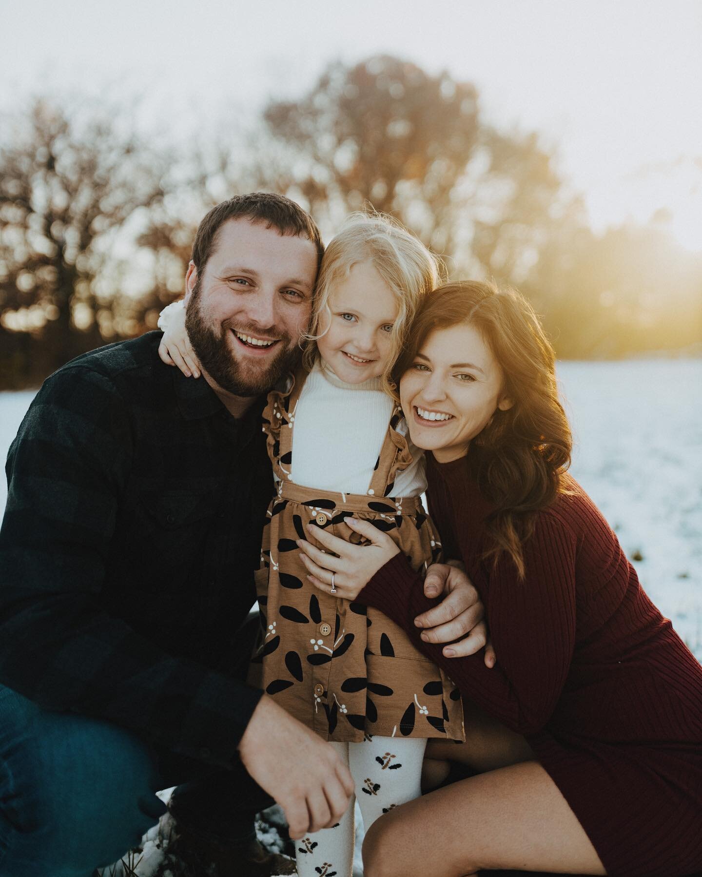 A little snowy shoot ❄️💙 I love that winter light and this sweet family!