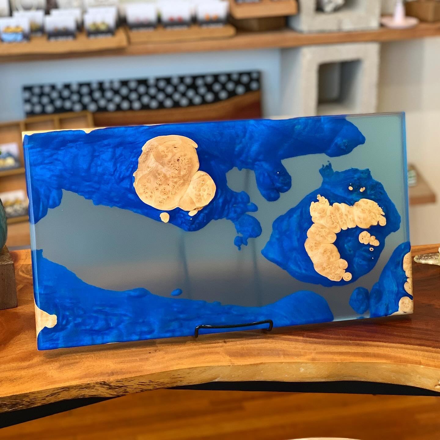 Simply GORGEOUS! 😍 Which side of this maple and epoxy cutting board by @figureandfunctionwoodworks is your favorite? They&rsquo;re two different vibes and we love them both! 💙