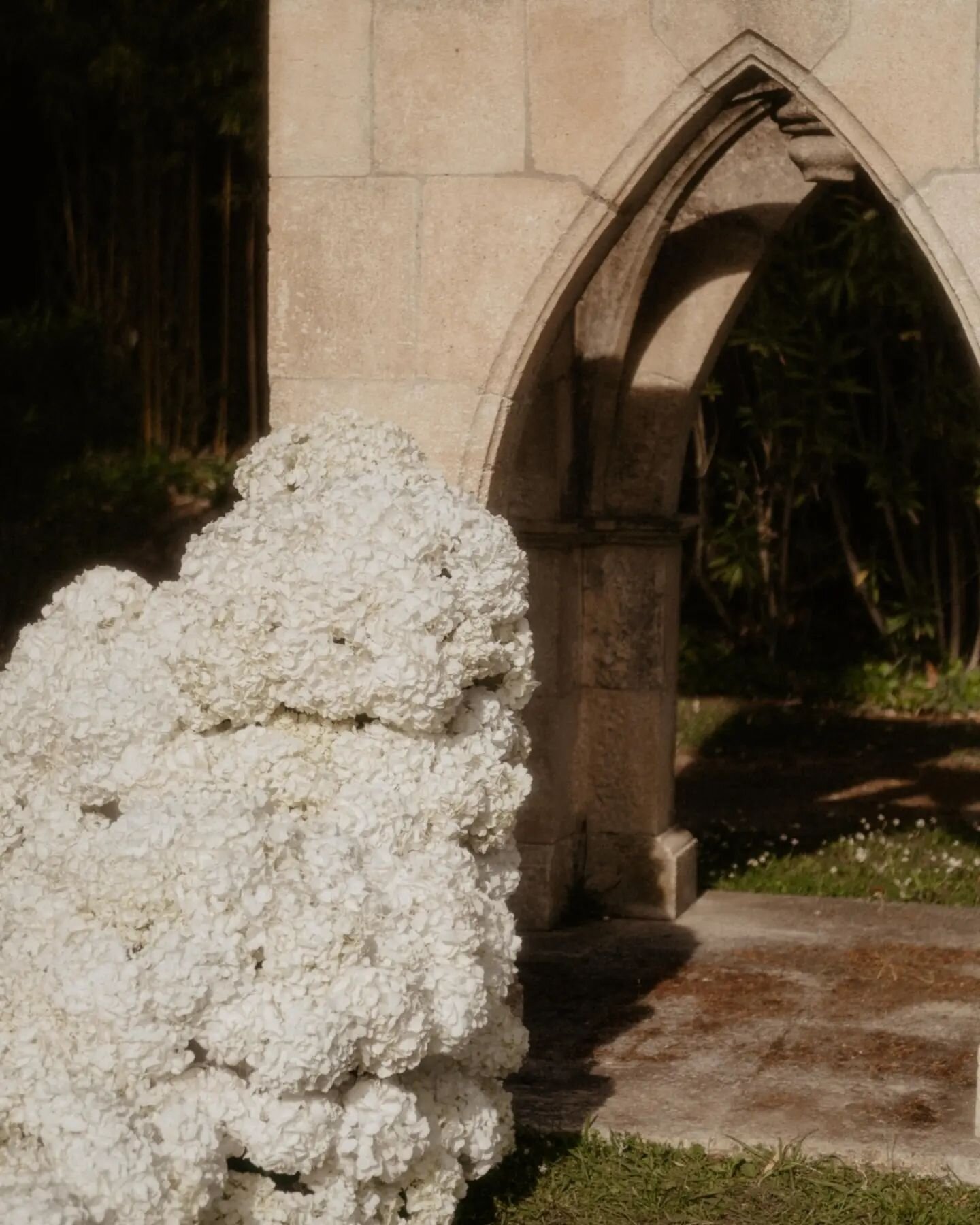 Hydrangeas white cloud for a dreamy floral setup ☁️🌸
-
Workshop: @eikon.collection @marioncophotography
Wedding planner: @ido_events_ 
Artistic Direction: @fleursdefee , @cmo_studio &amp; @ido_events_ 
Florals : @fleursdefee
Venue : @domainedechalam