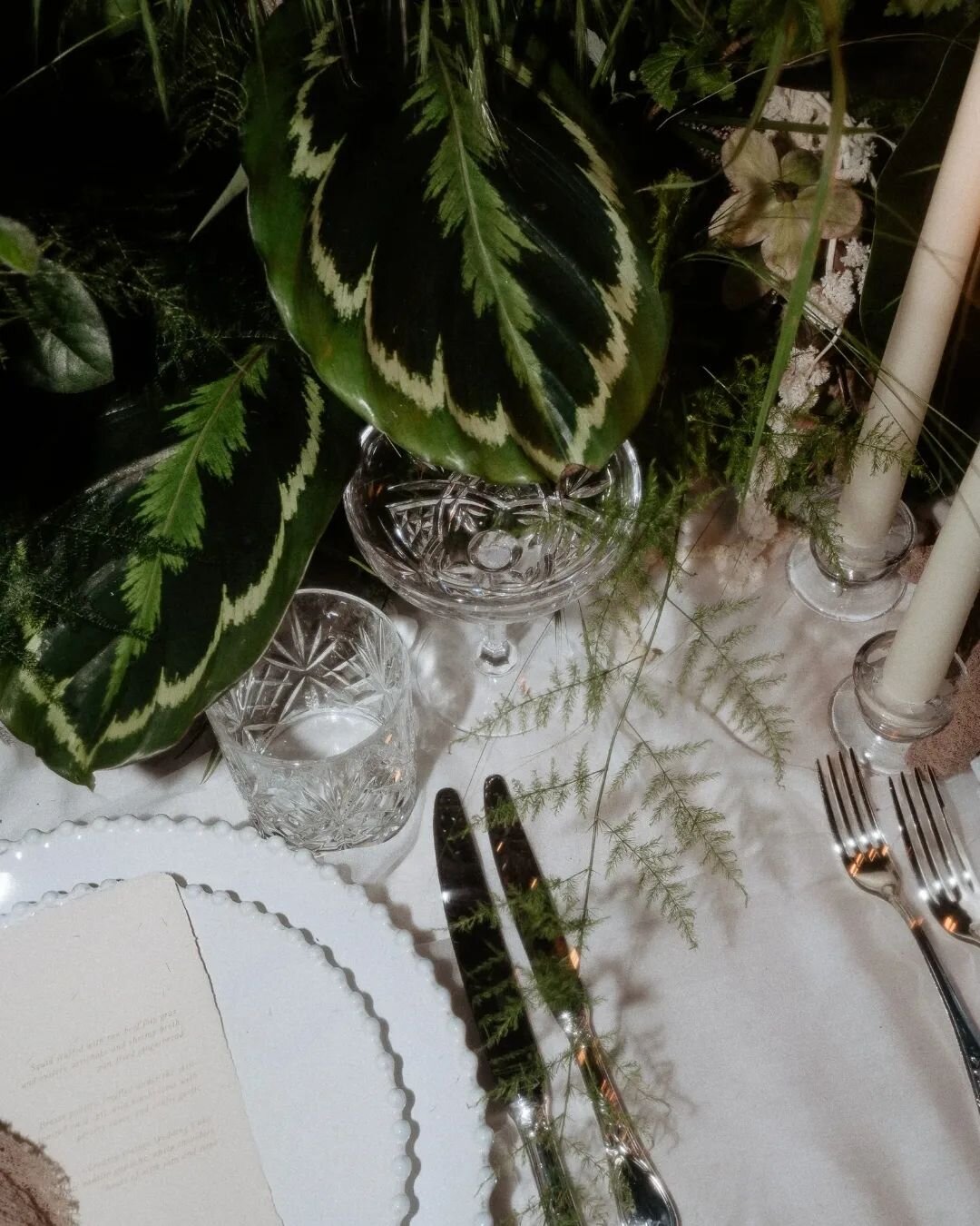 A good design is the perfect way to elevate your guest experience 🌿
-
Workshop: @eikon.collection @marioncophotography 
Wedding planner: @ido_events_
Artistic Direction: @fleursdefee , @cmo_studio &amp; @ido_events_ 
Venue : @lesjardinsdecampagne
Fi