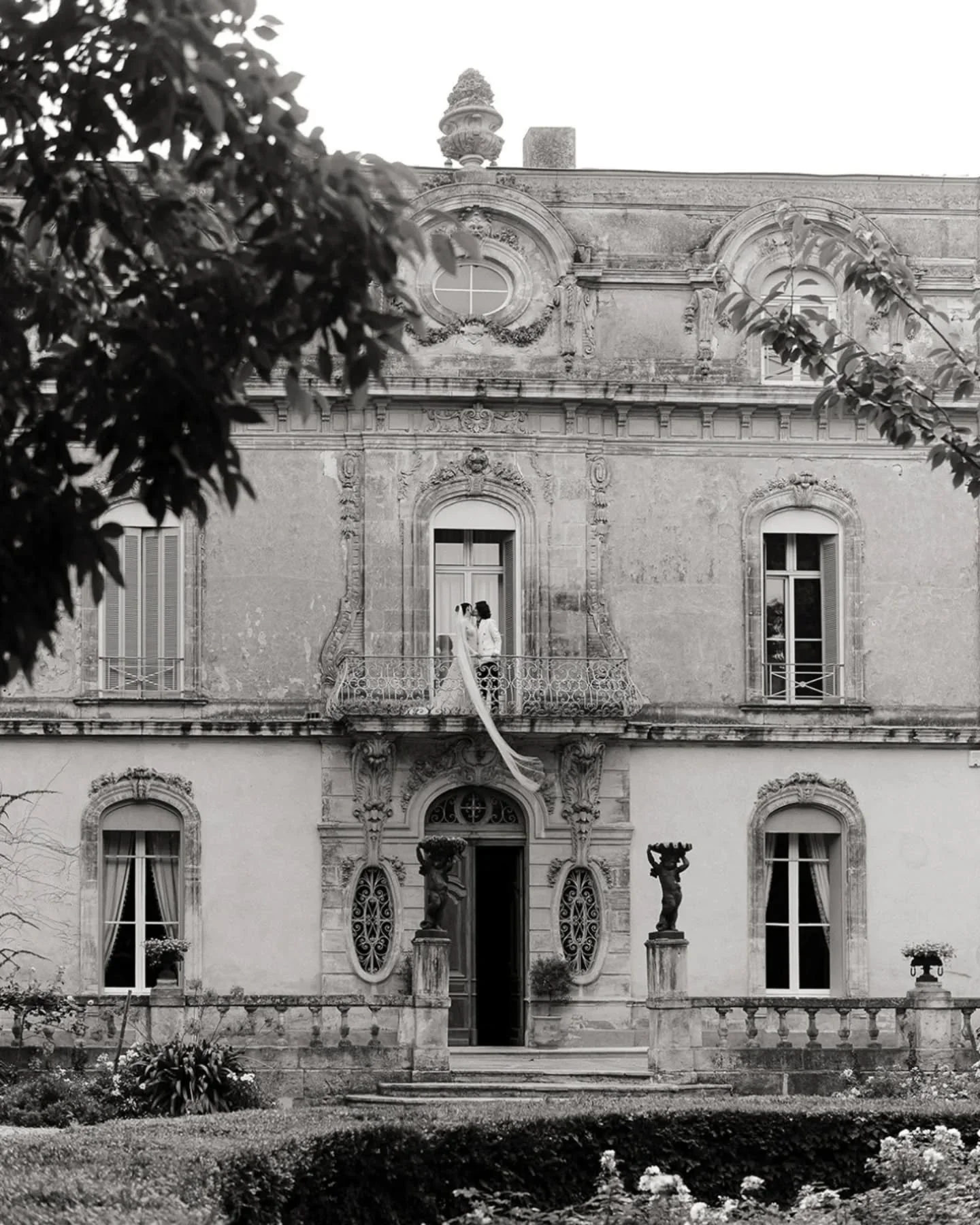 This wedding at @lesjardinsdecampagne screamed intimate grandeur. A lake como inspired architecture in Provence, an editorial chic styled groom &amp; a poetic sculputral lace bride, everything was gathered to create romantic yet elegant &amp; creagiv