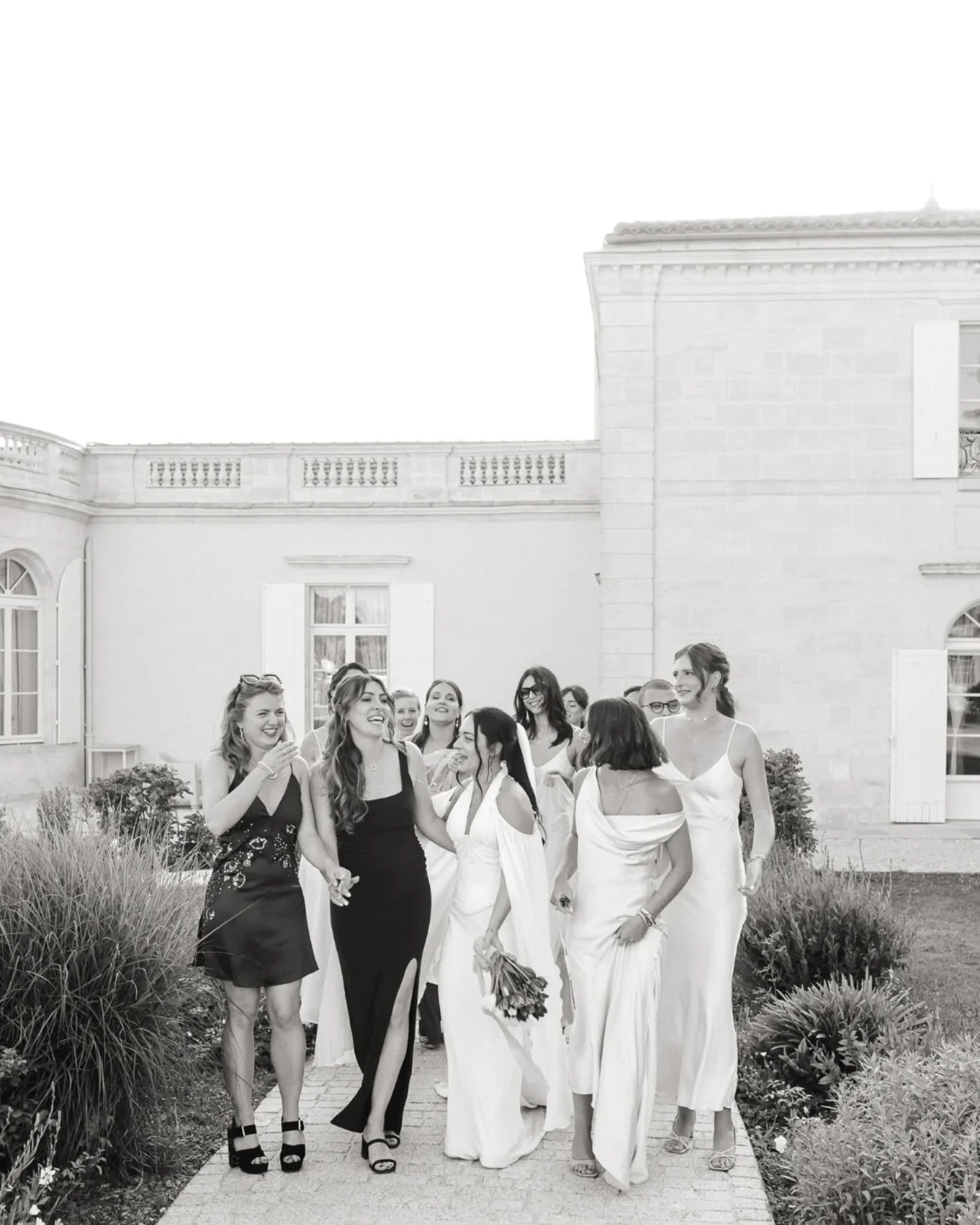 If I am the biggest color advocate, I have to admit that sometimes, I like a good black &amp; white story 🤌
-
Planning @charlottepoesieweddings
Venue @chateaugassies
Photography @cleya.asulon
Video @tomdzvideo_weddings and as second shooter @comonap