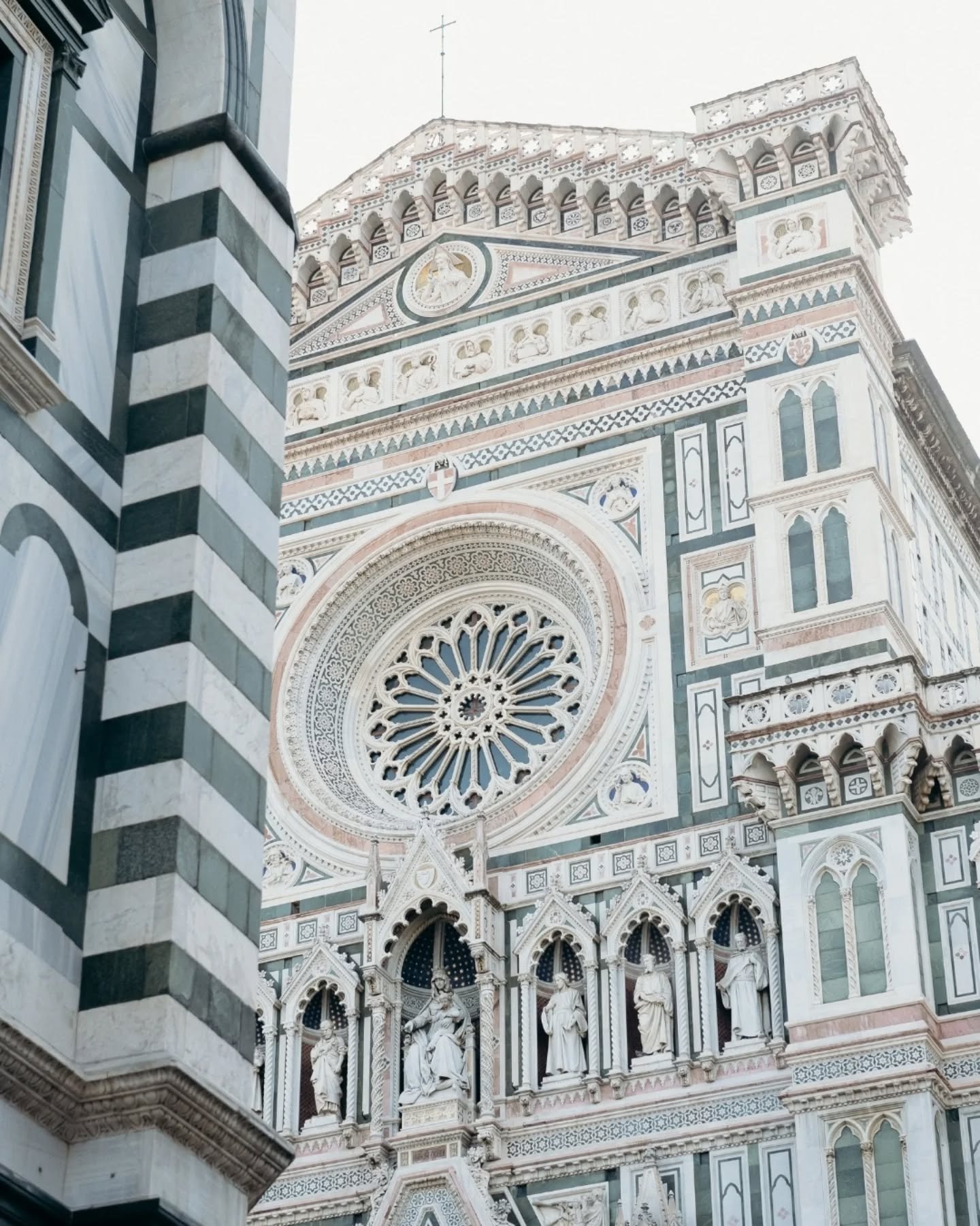 Throwback to this morning in Florence, where the light was reflecting blue on the marble of the city 💙
-
HMUA @elenagentilewedding
Model @kalotta_ras
Dress @busrahasofficial
Jewels @paviotcreateur 
-
#italydestinationwedding #italywedding #tuscanywe
