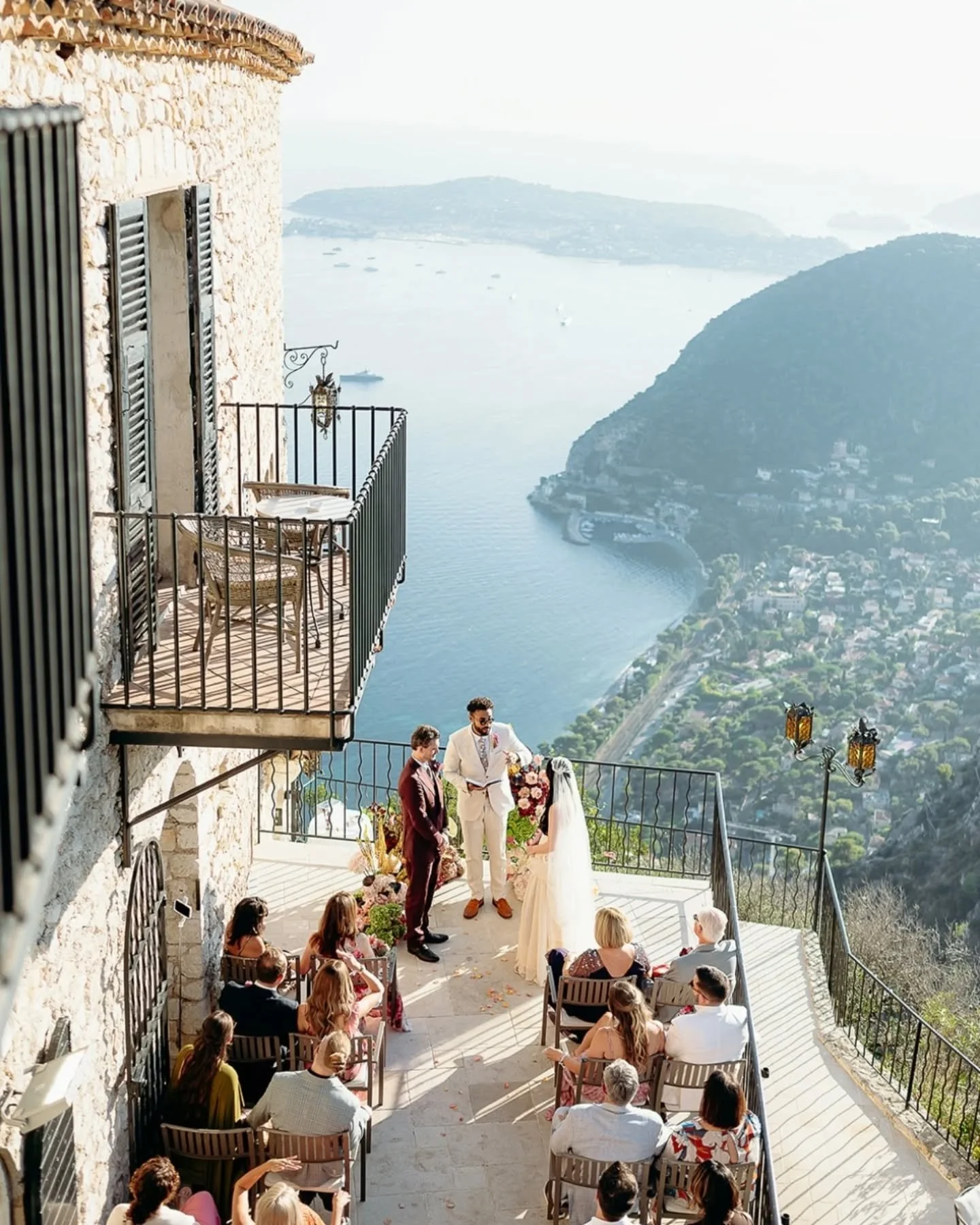 Sometimes we tend to forget that the core of a wedding is love, and the union between two persons 🌸 well, let's focused today on this intimate gorgeous ceremony over the Mediterranean sea, where everything felt out of time 🩷
-
Photographer: @cleya.