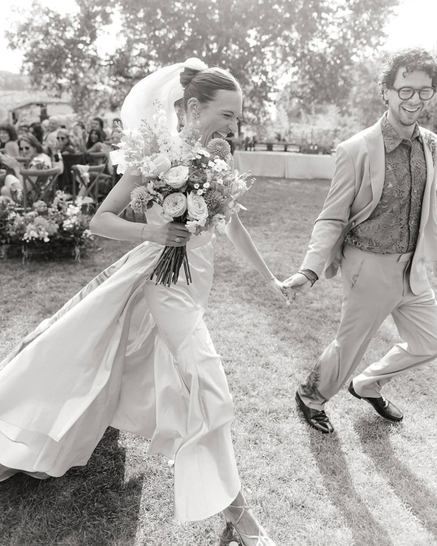 Yes, I made a carousel just for this ceremony exit, because, have you seen those smiles ?! 
C &amp; J started running as soon ad their veremony ended, and I could not help but feel the rush (also because it was unexpected haha). But here is the magic