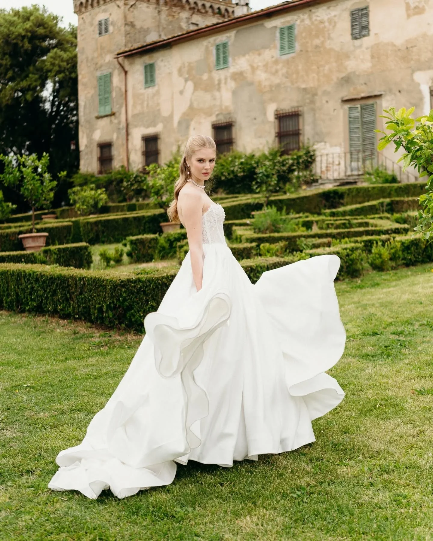 Stone walls and soft Tuscan air,
Crimson flowers everywhere,
A kind of romance that feels like always there 
🥀
-
Workshop @cleya.asulon @lisasvisuals @cleyaasulon.education
Planning &amp; design @besteventsco
Stationary @besteventsco
Floral @bangban