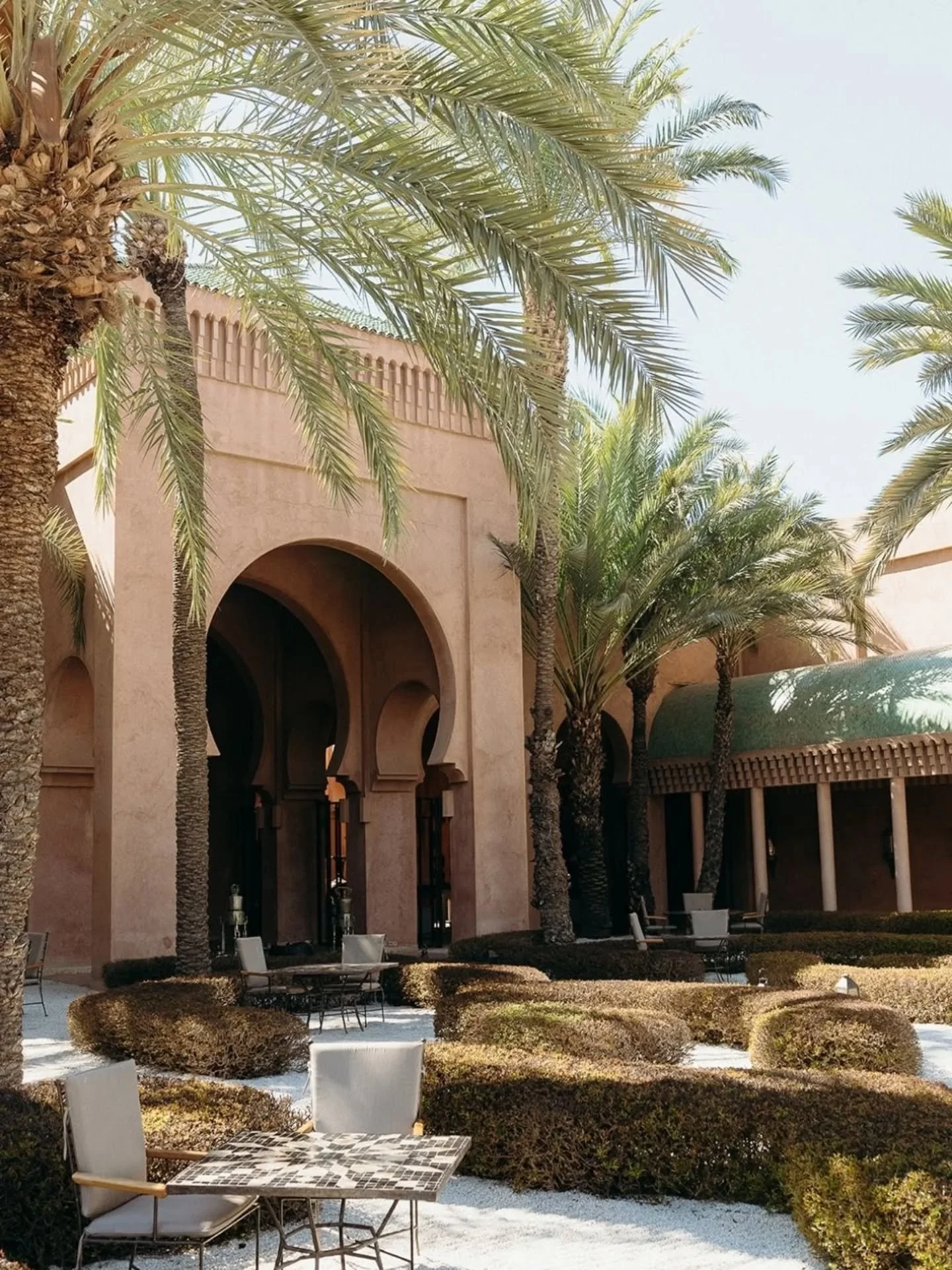 No exaggeration here: @amanjena is one of the most ethereal places I&rsquo;ve had the chance to lay my eyes on.
Last year, I was attending a Morocco wedding workshop, that i specifically chose because of this venue. And I was not disapointed. The col
