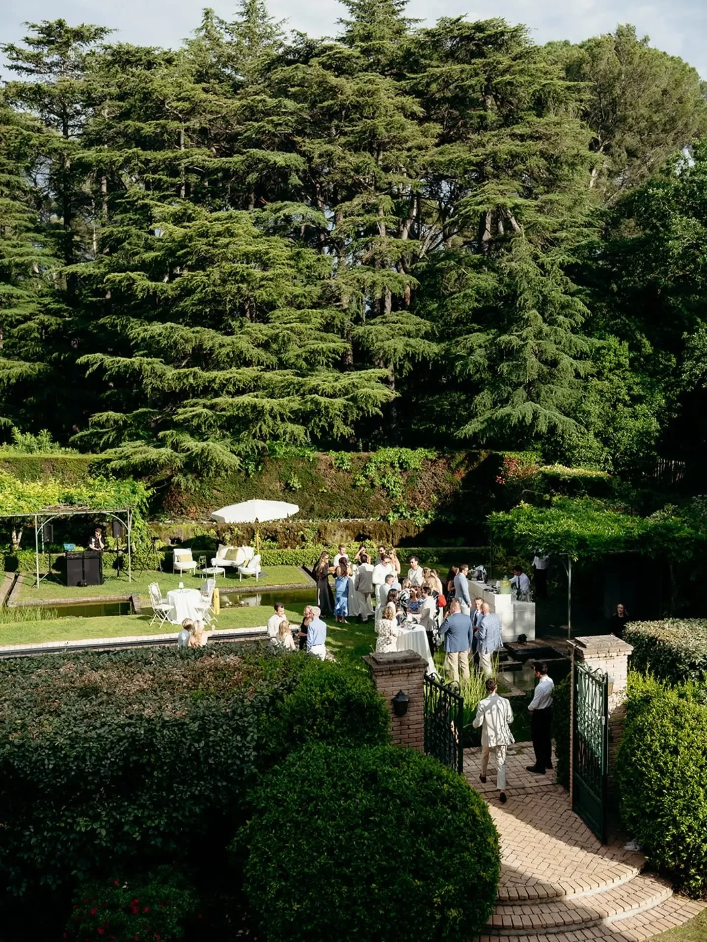 The welcome event is that time of the weekend where everything starts to come together. This is THE very moment where as your photographer I get to see all the dynamics, analyse the familiar faces, the bonds &amp; all the first sparkles of joy being 