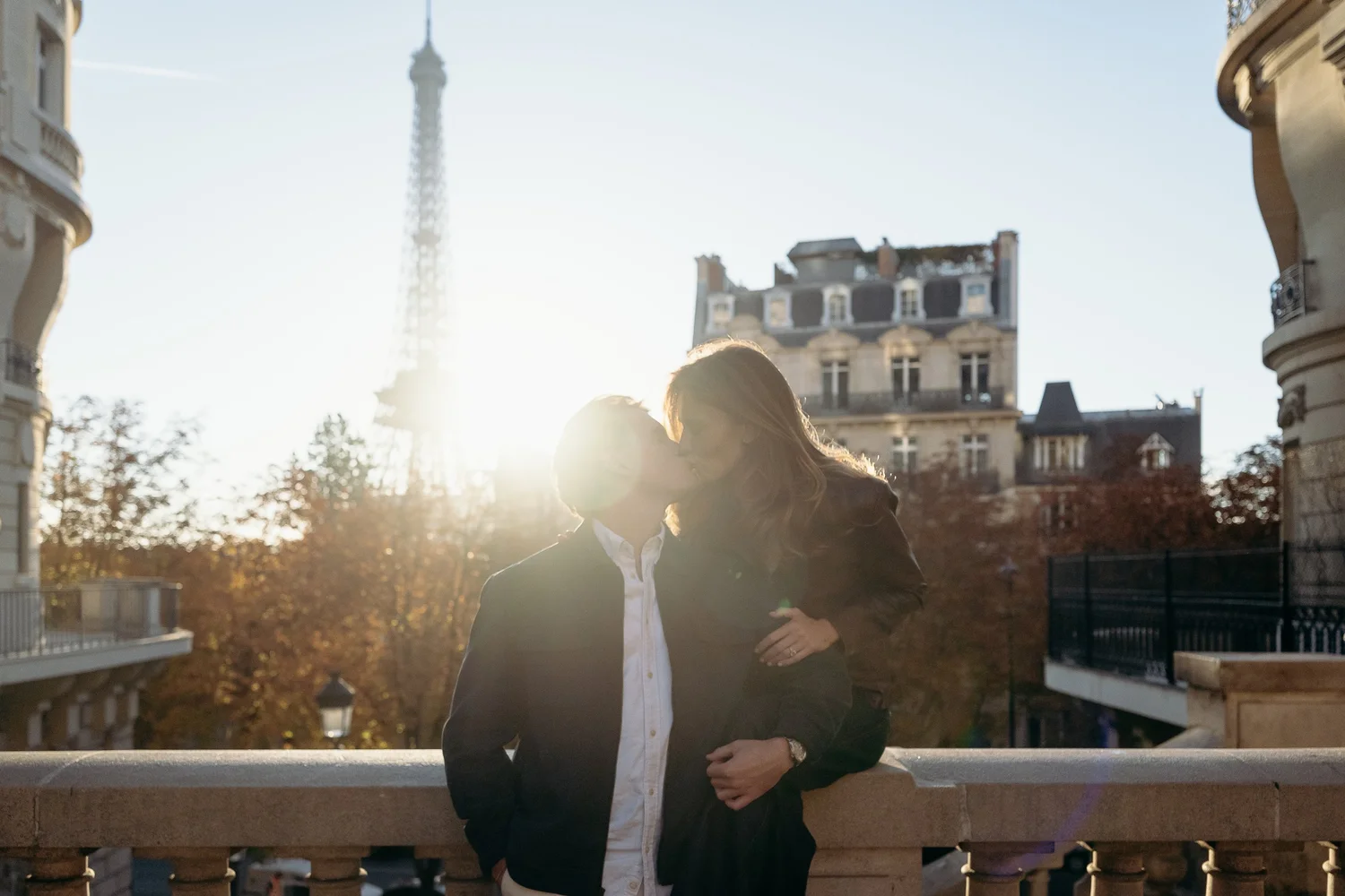 Sunrise engagement session in Paris, engaged couple with the Eiffel Tower in the background