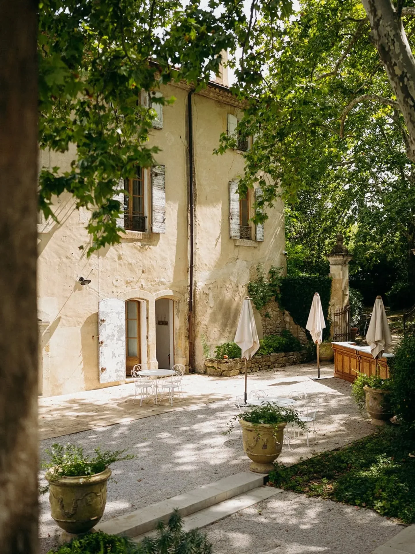 Ever noticed how some venues direct the day for you? 

At @legalinier_lourmarin , I barely had to. The house did half the work 🤍

Proven&ccedil;al architecture has this way of slowing everything down. Thick limestone walls, faded shutters, gravel co