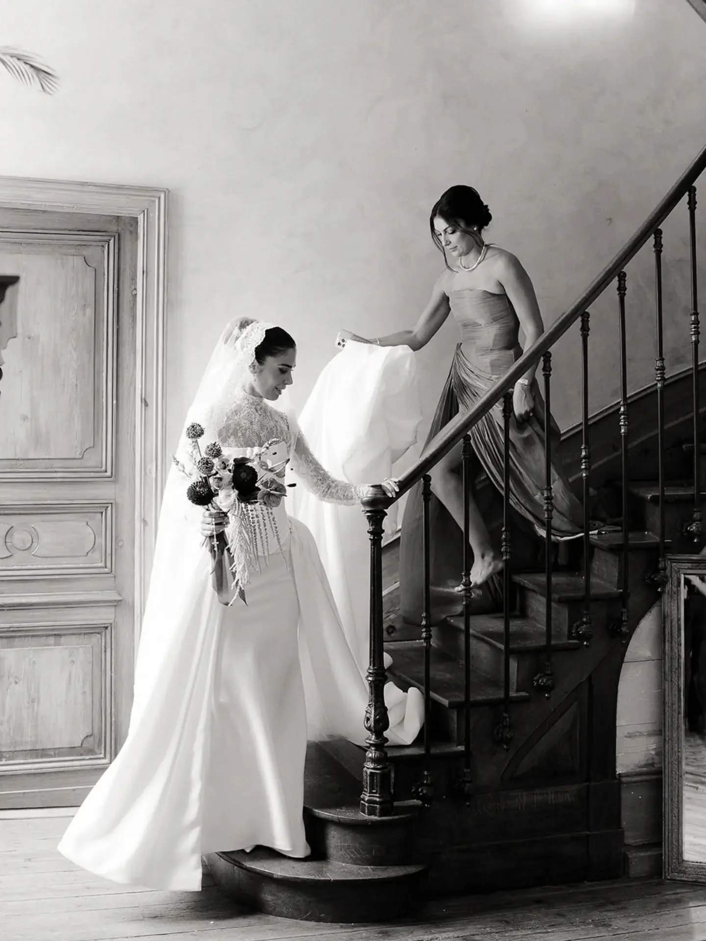 After their welcome evening dressed in traditionnal korean clothes, Laurence &amp; Andy said yes on the @chateaufengari lawn with their closest ones, from France &amp; the States. This wedding was nothing else than fun adorned with chic attentions th