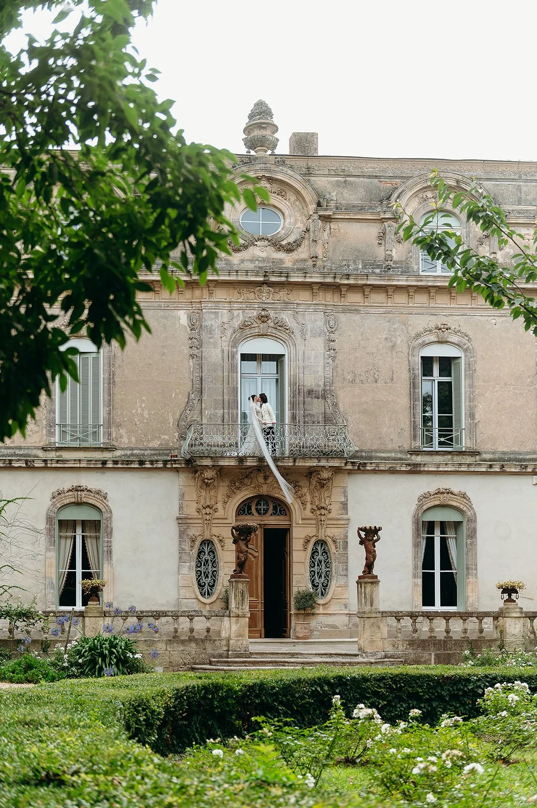 luxury-editorial-destination-wedding-photographer-les-jardins-campagne-south-france_cleyaasulon-1311.jpg