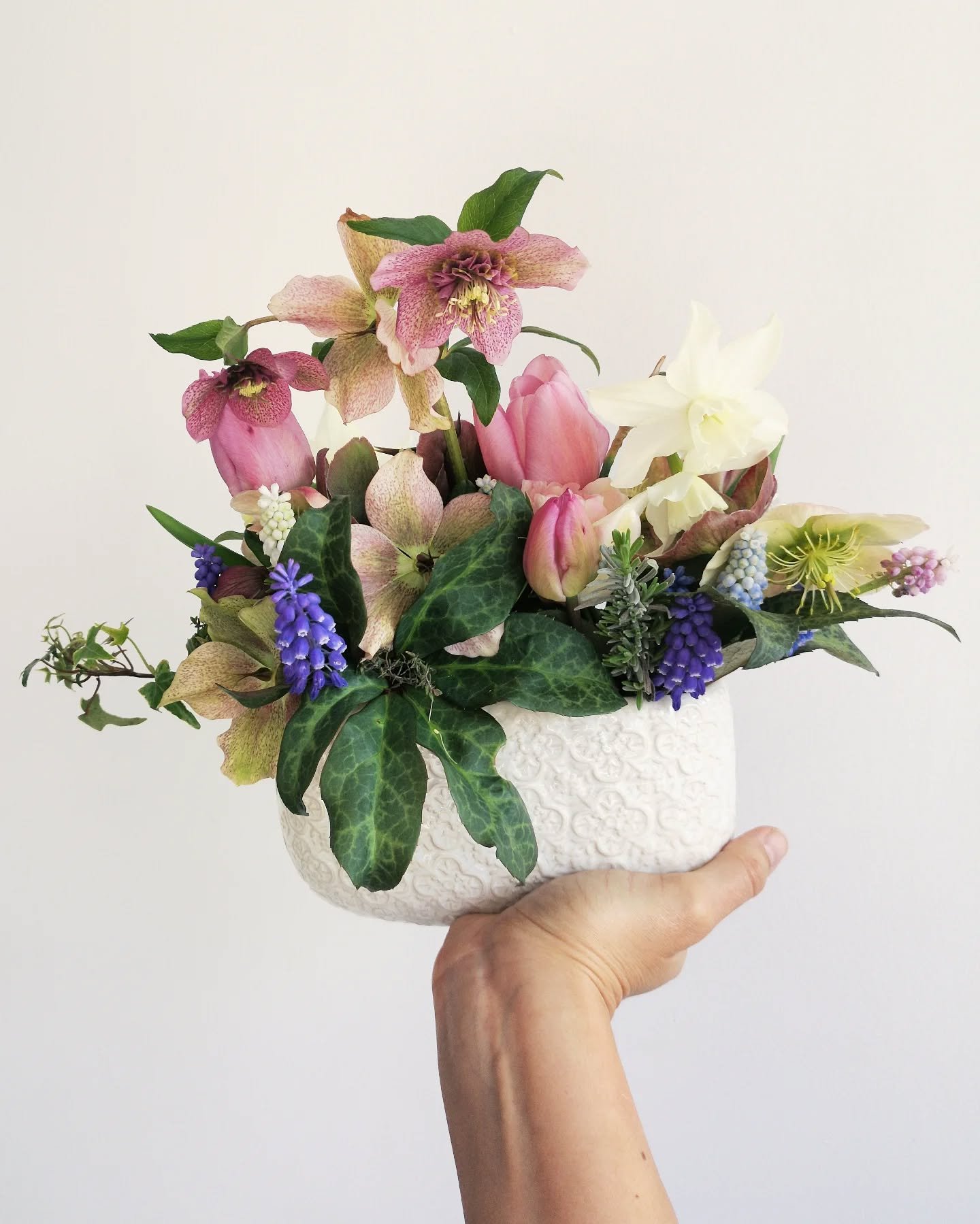 It's finally spring! 🌷
A vase of Hellebores, muscari, tulips, and narcissi to brighten up mother's day 💜
All grown in my organic cutting garden
#grownnotflown #liverpoolflorist #sustainablefloristliverpool #microflowerfarmliverpool #foamfreeflorist