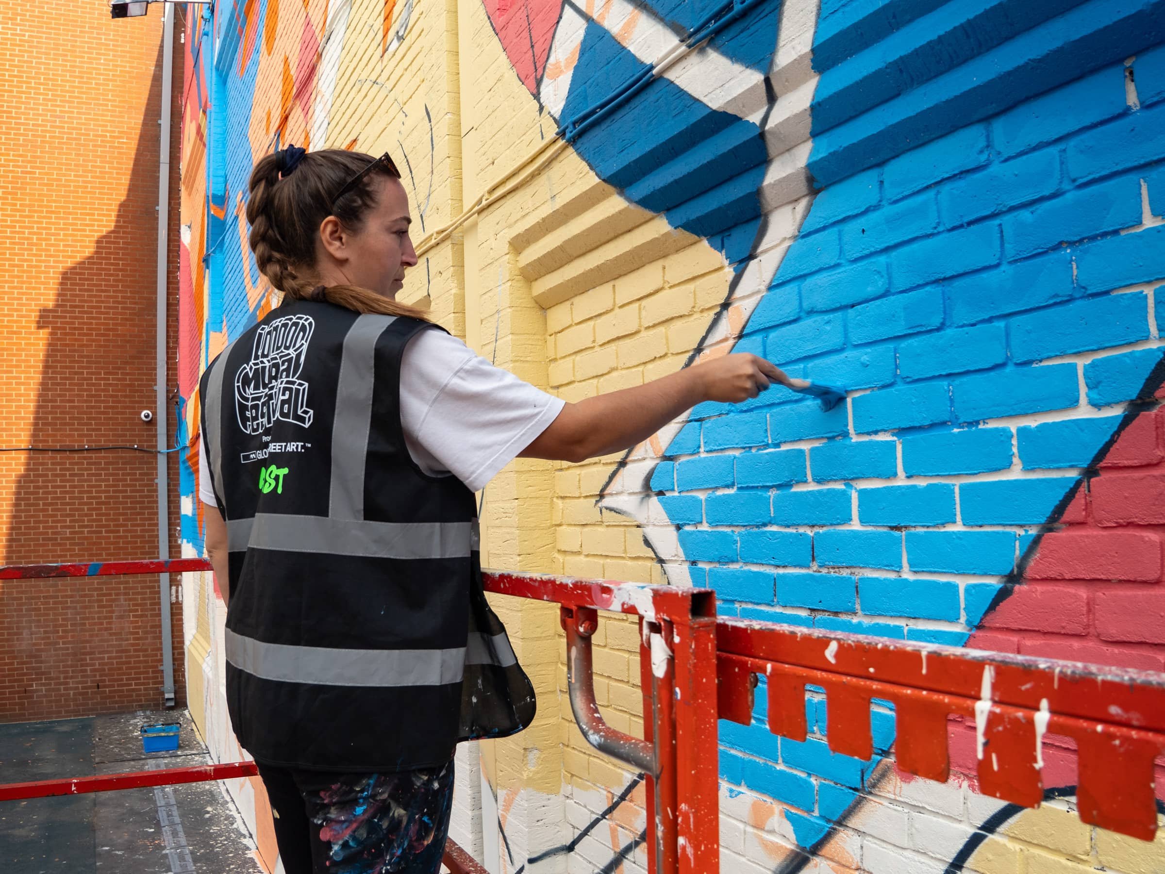 AT016_tea-jurisic_london-mural-festival-13.jpg