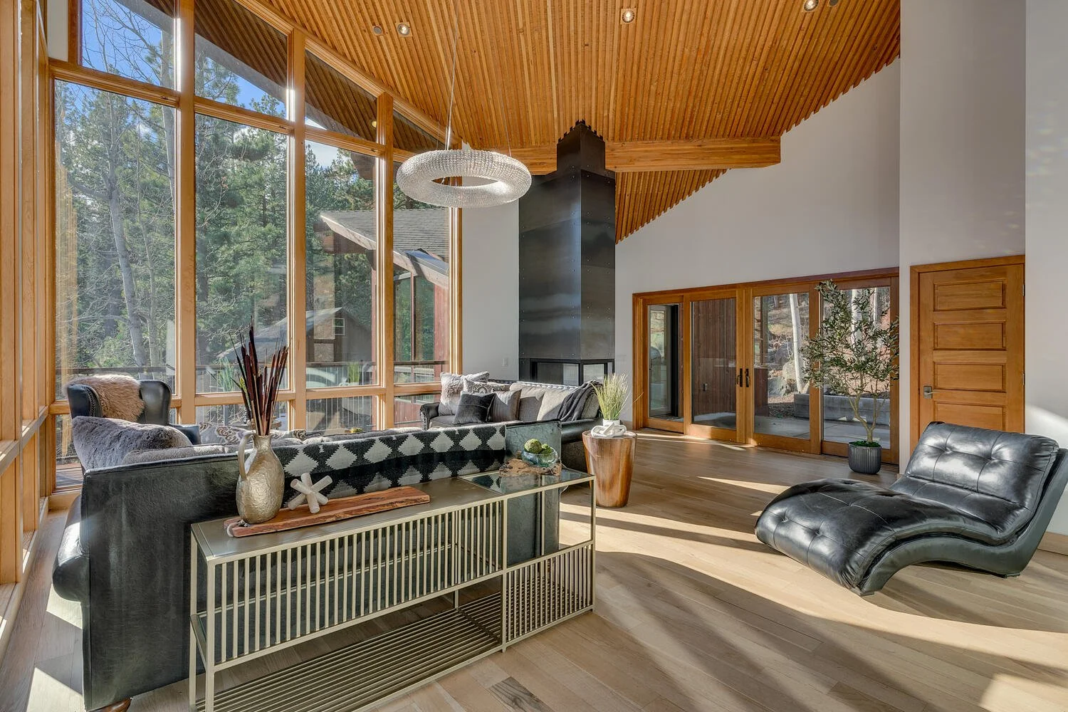 1620_lanny_ln_olympic_valley-large-007-002-living_room-1500x1000-72dpi.jpg