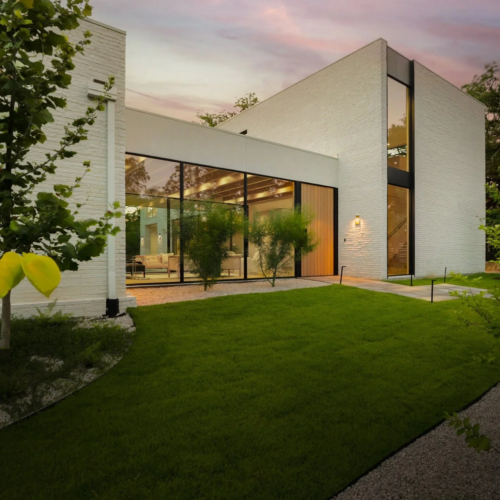 5 BEDS | 5 BATHS | 5,267 SQ. FT. $2,427,378