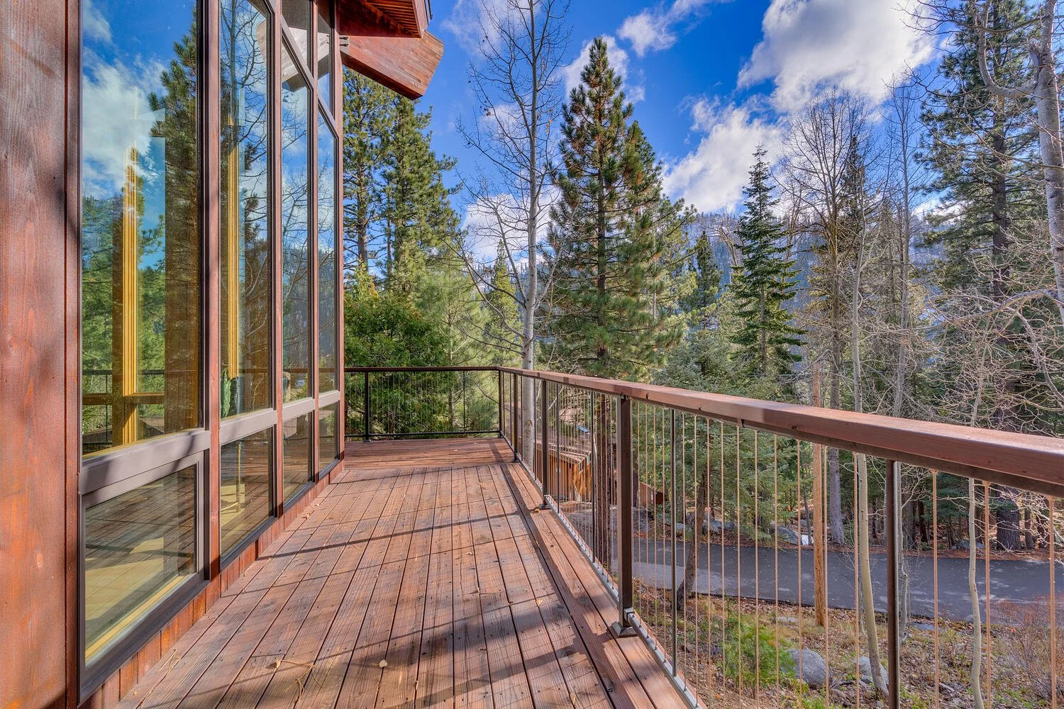 1620_lanny_ln_olympic_valley-large-017-030-front_patio_off_livingdining-1500x1000-72dpi.jpg