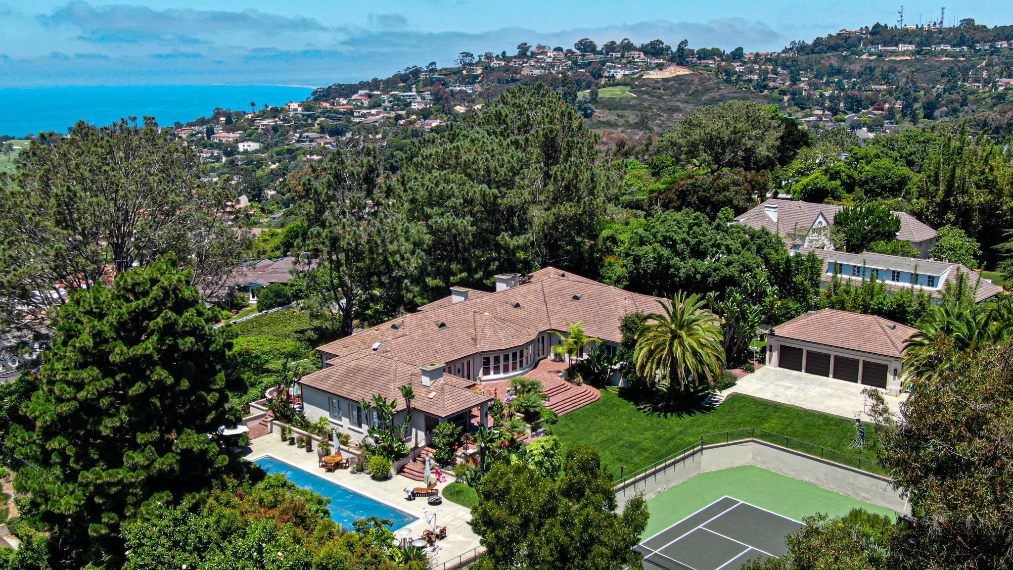 5 BED + LIBRARY + OFFICE | 5 BATHS + 2 HALF BATHS | 7,590 SQ. FT. $21,000,000