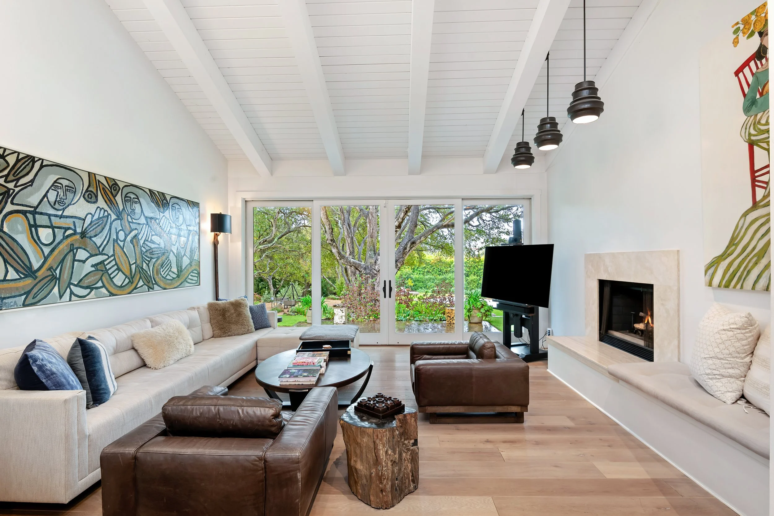 05 - Living Room.jpg